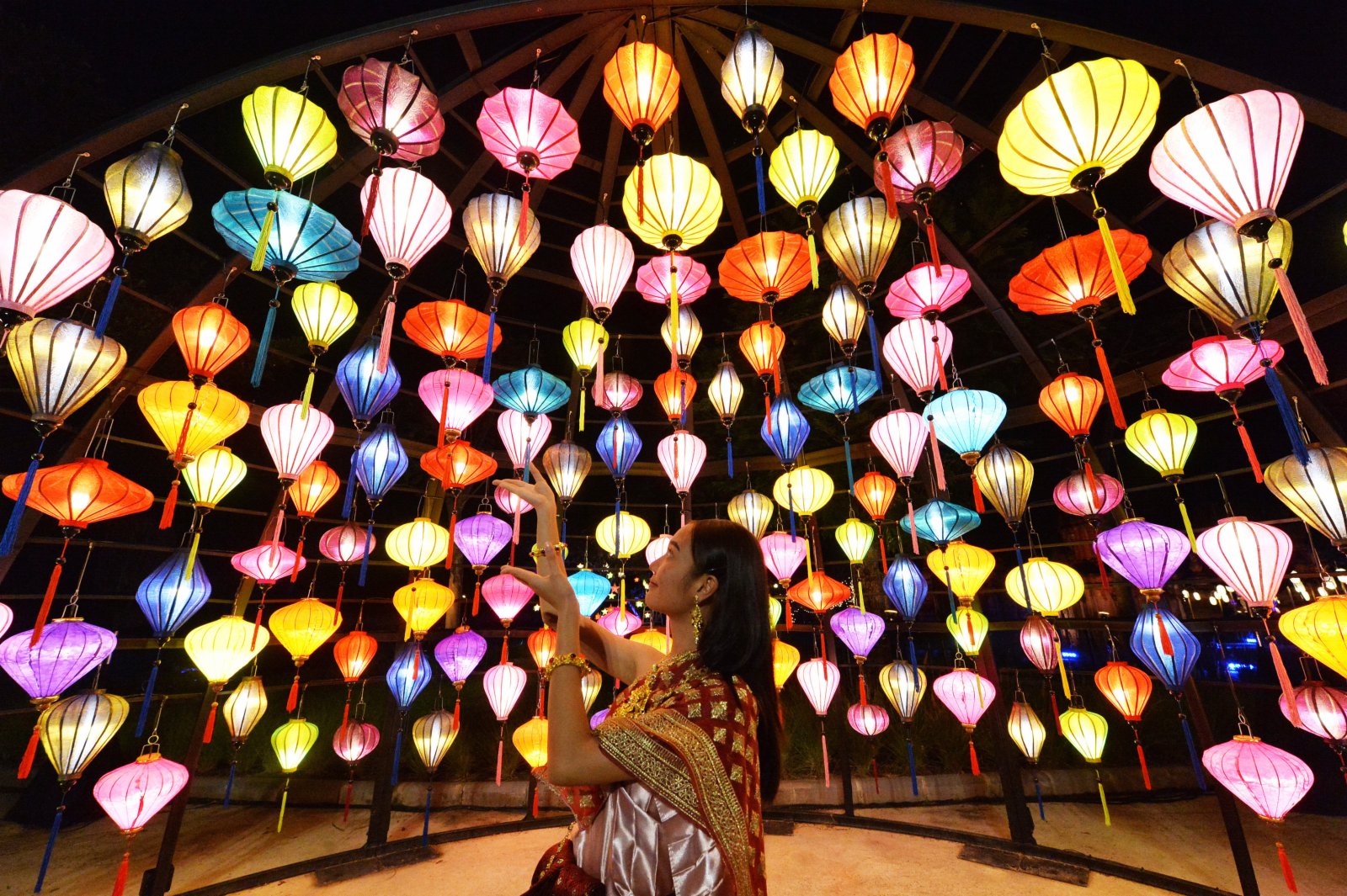 11月8日，遊客在泰國北欖府舉行的國際燈籠美食節預展活動上觀賞燈籠。（新華社）