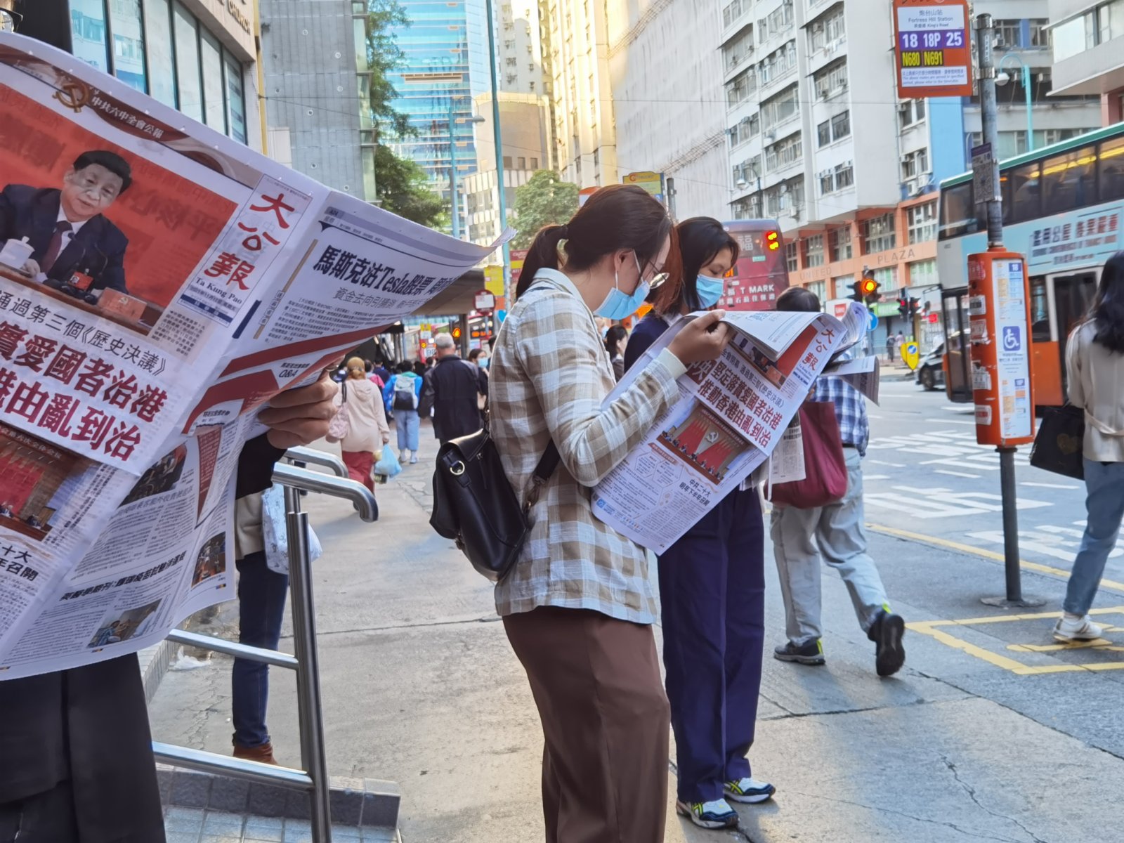 中共十九屆六中全會通過全會公報，公報指出，黨中央堅定落實「愛國者治港」、「愛國者治澳」，為推進依法治港治澳、促進「一國兩制」實踐行穩致遠打下堅實基礎。
《大公報》《香港文匯報》今（12日）早推出六中全會報道，將詳細資訊帶給全港讀者，引市民關注。兩份報紙的多處發行點均見市民踴躍取閱，排起長長的人龍。