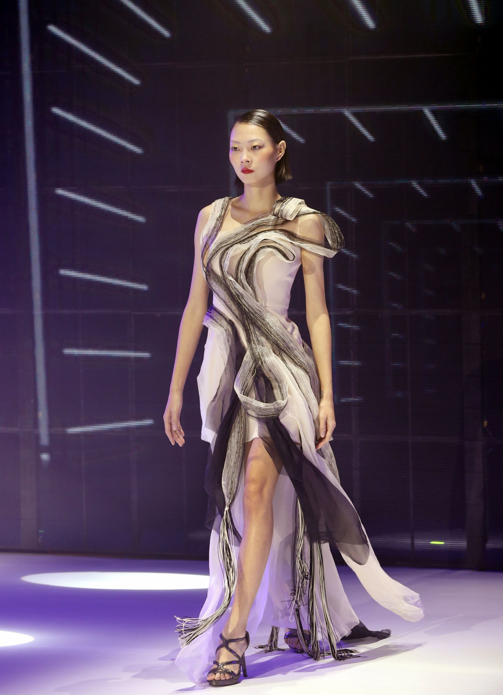 11月12日，模特在「第十屆上海高級定制周」開幕大秀上展示時裝。（新華社）