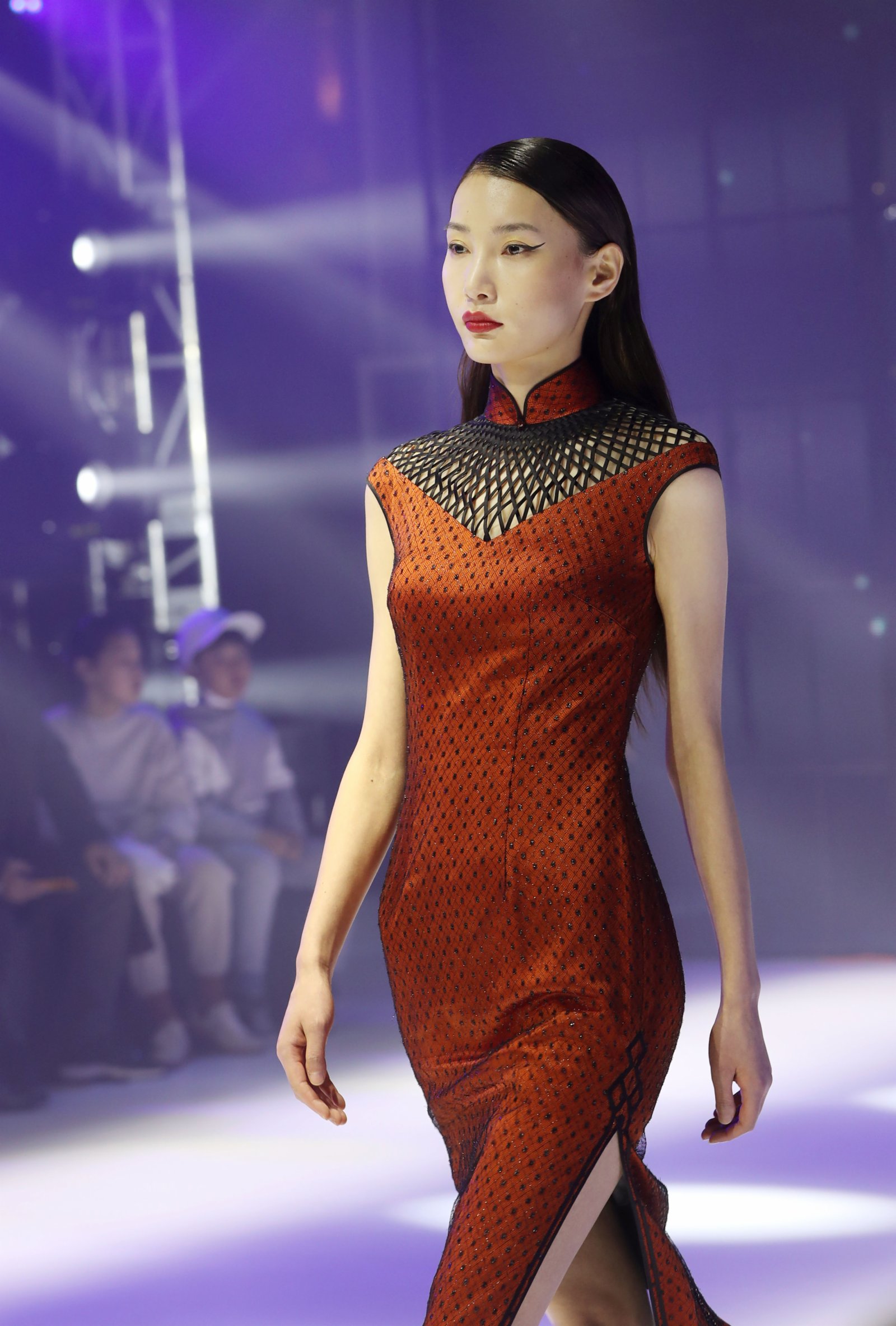 11月12日，模特在「第十屆上海高級定制周」開幕大秀上展示時裝。（新華社）