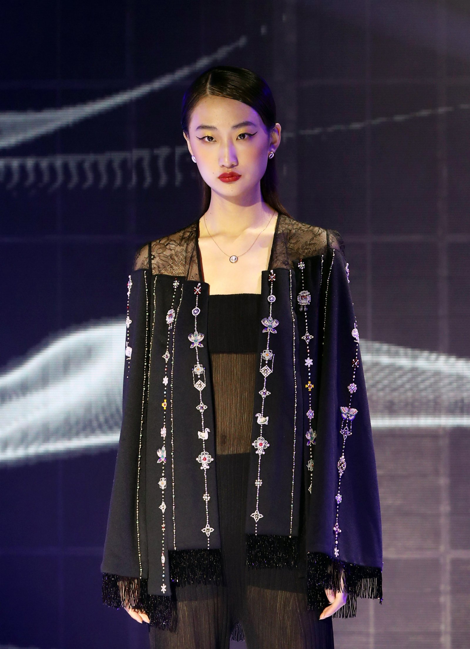 11月12日，模特在「第十屆上海高級定制周」開幕大秀上展示時裝。（新華社）