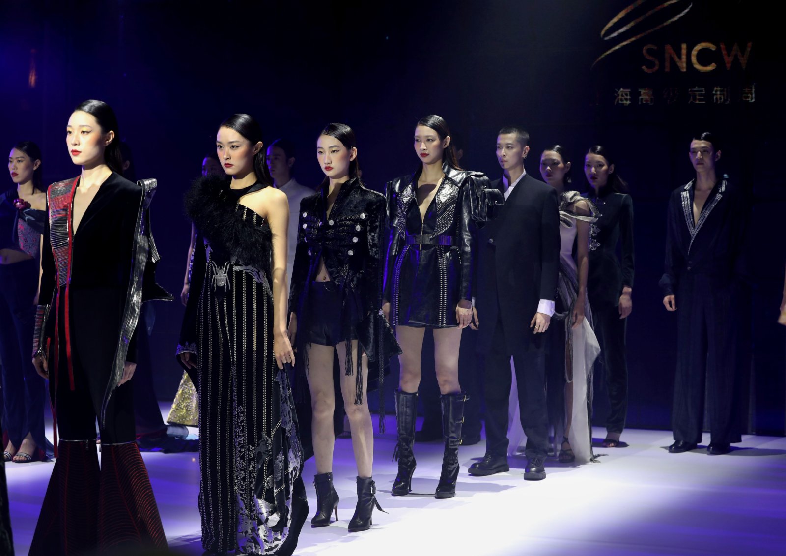 11月12日，模特在「第十屆上海高級定制周」開幕大秀上展示時裝。（新華社）