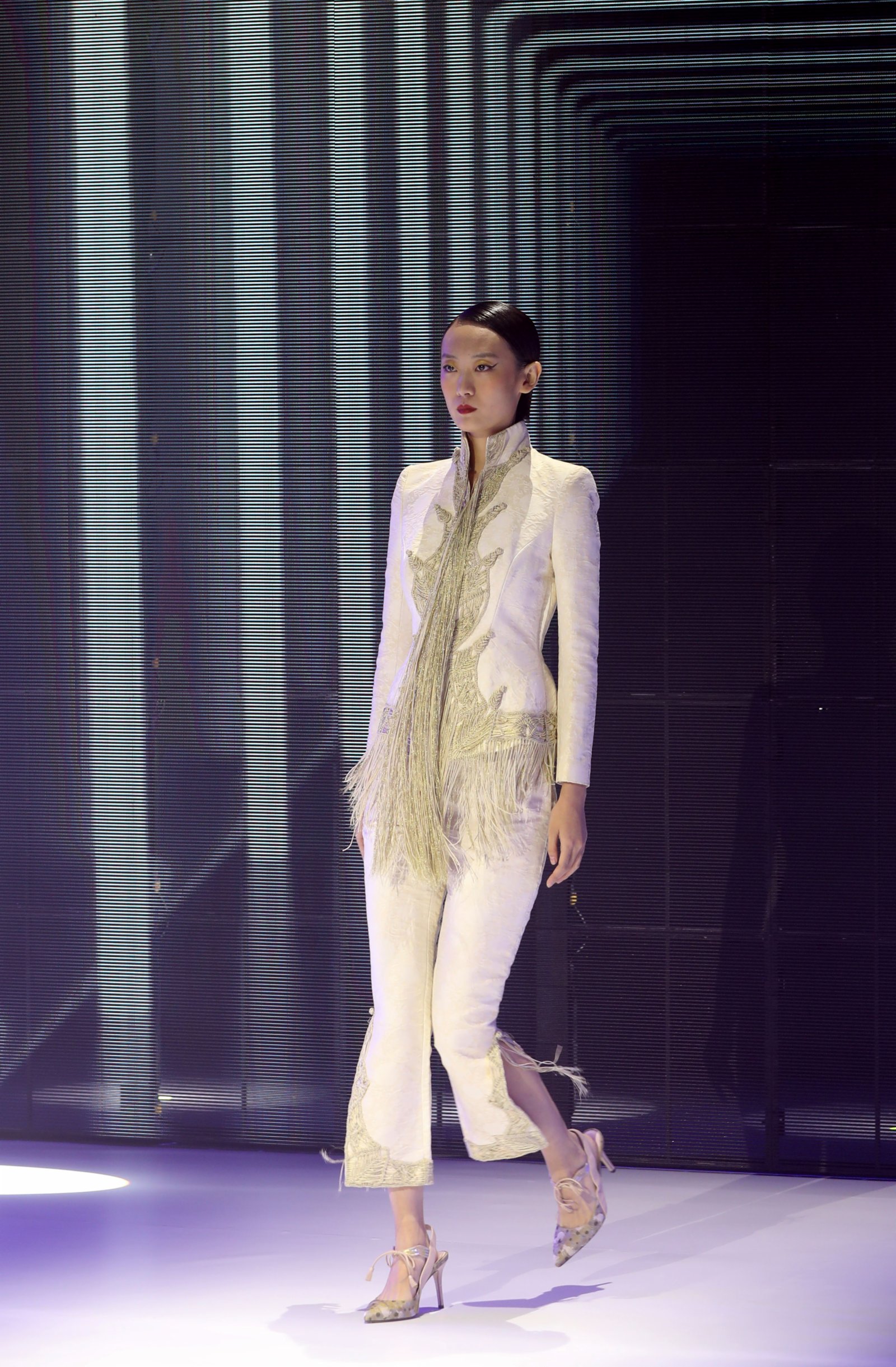 11月12日，模特在「第十屆上海高級定制周」開幕大秀上展示時裝。（新華社）