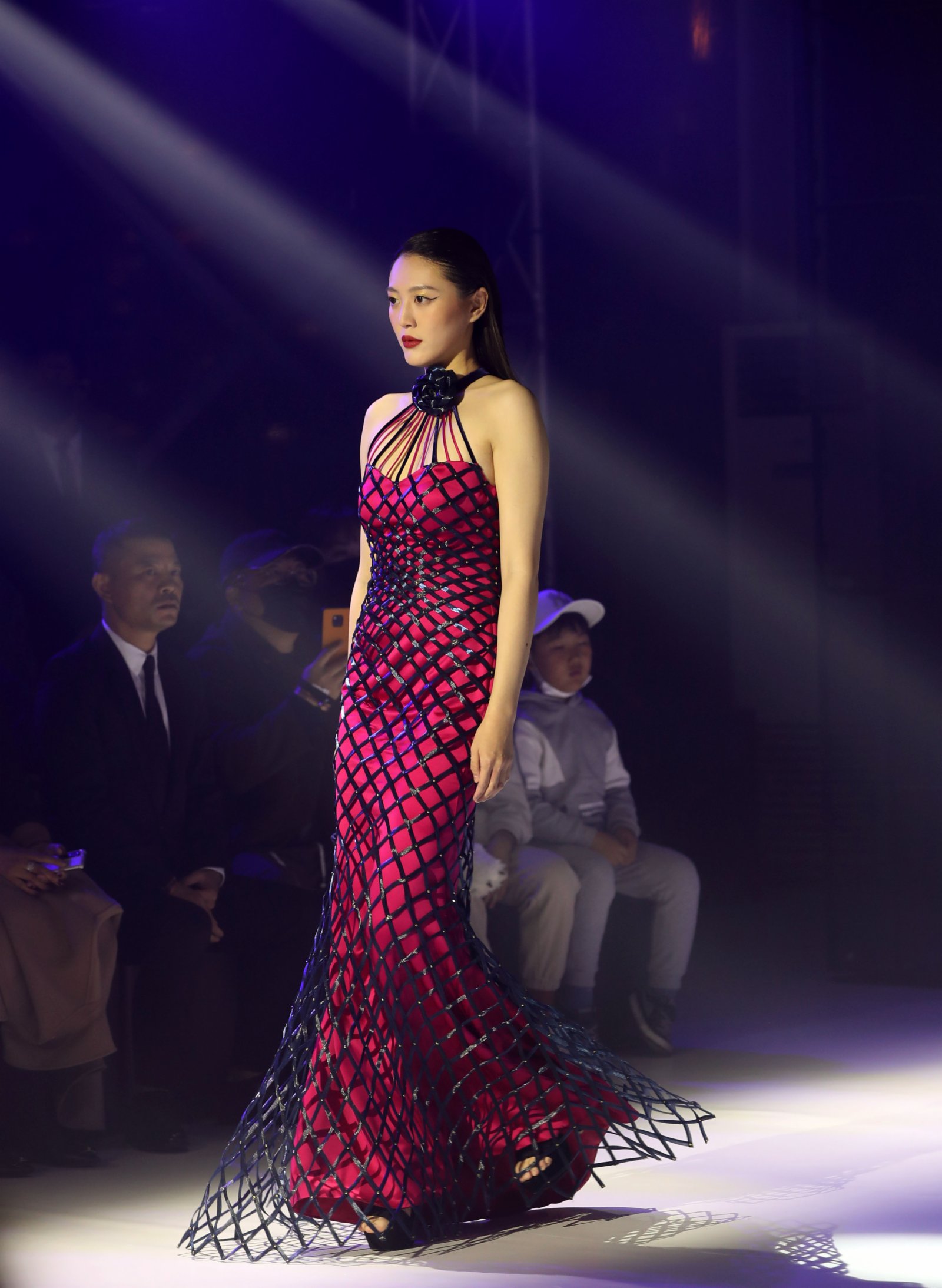 11月12日，模特在「第十屆上海高級定制周」開幕大秀上展示時裝。（新華社）