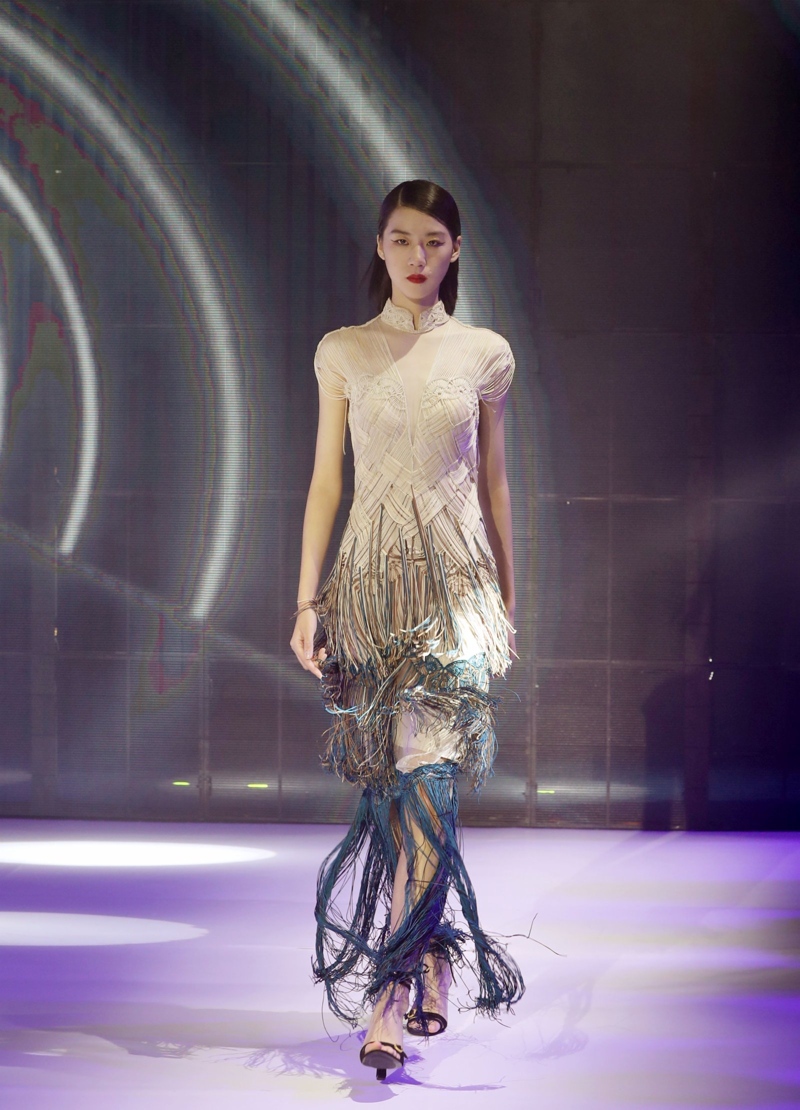 11月12日，模特在「第十屆上海高級定制周」開幕大秀上展示時裝。（新華社）