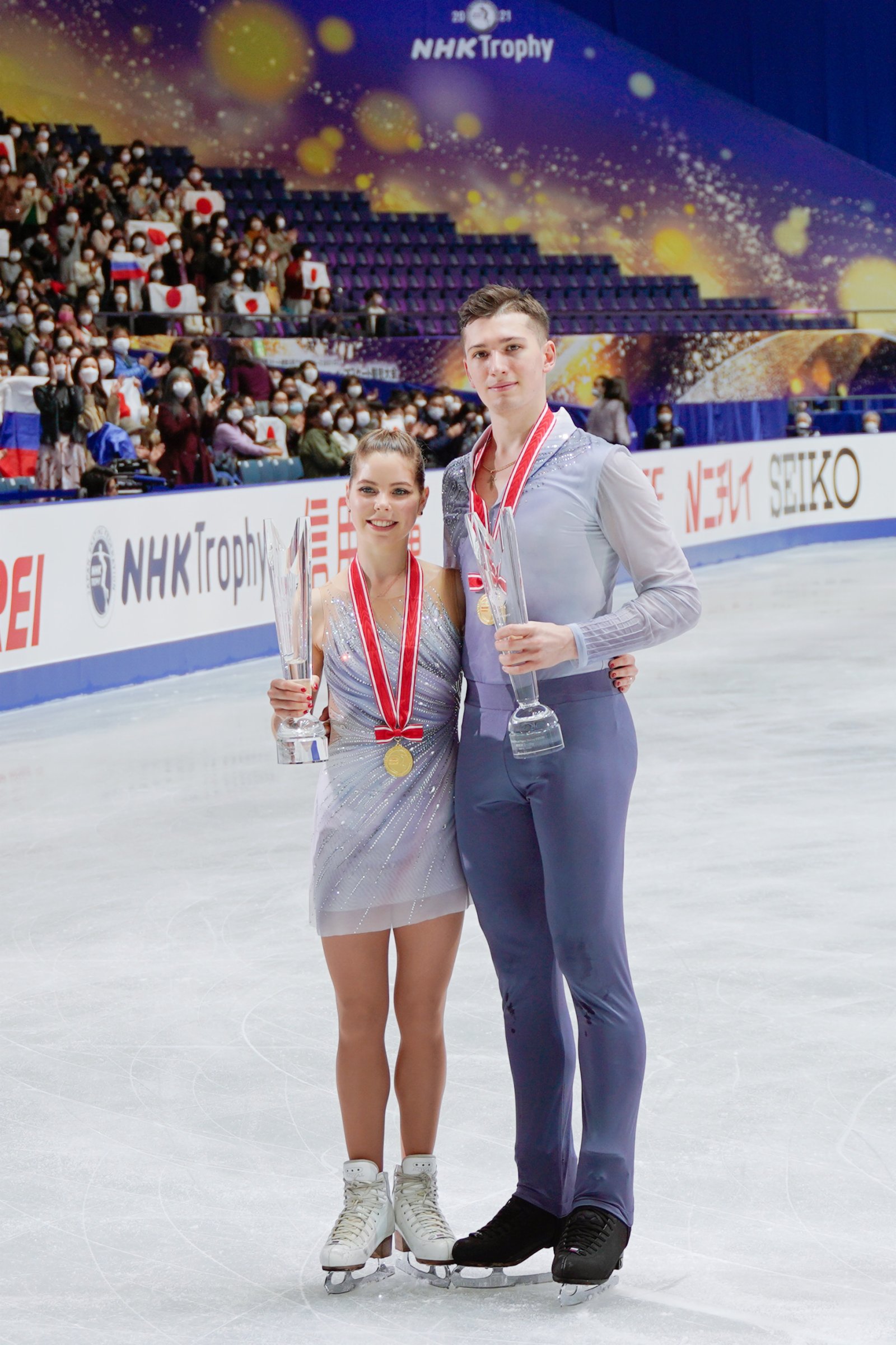 11月13日，阿納斯塔西婭·米希納（左）/亞歷山大·加利亞莫夫在頒獎儀式上。（新華社）