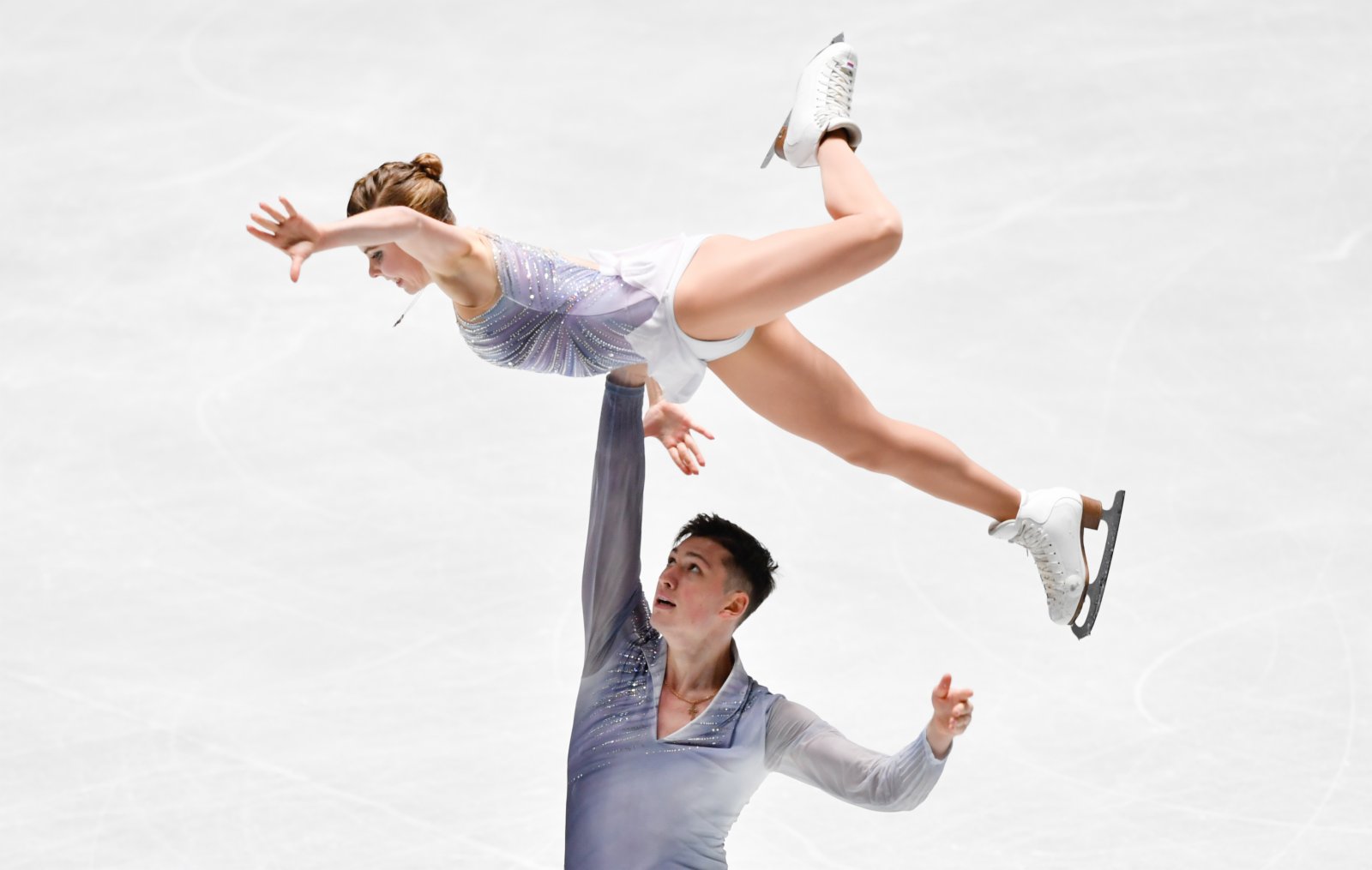 阿納斯塔西婭·米希納（上）/亞歷山大·加利亞莫夫在雙人滑自由滑比賽中。（新華社）