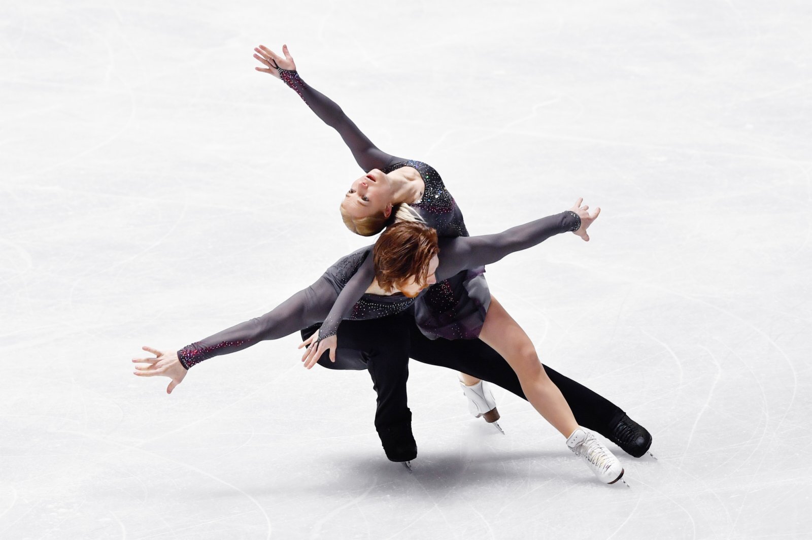 葉夫根尼婭·塔拉索娃（上）/弗拉基米爾·莫羅佐夫在雙人滑自由滑比賽中。（新華社）