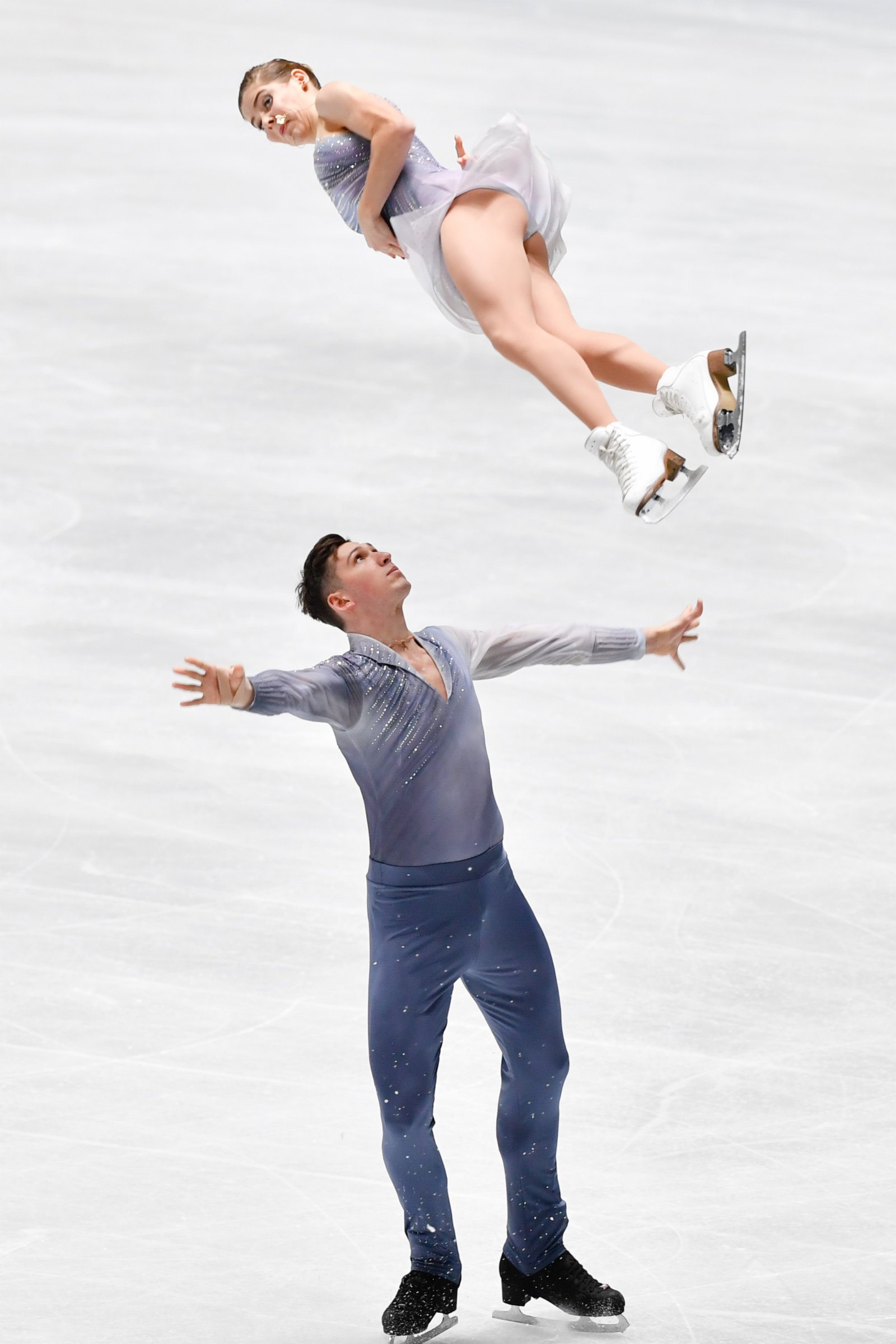 阿納斯塔西婭·米希納（上）/亞歷山大·加利亞莫夫在雙人滑自由滑比賽中。（新華社）