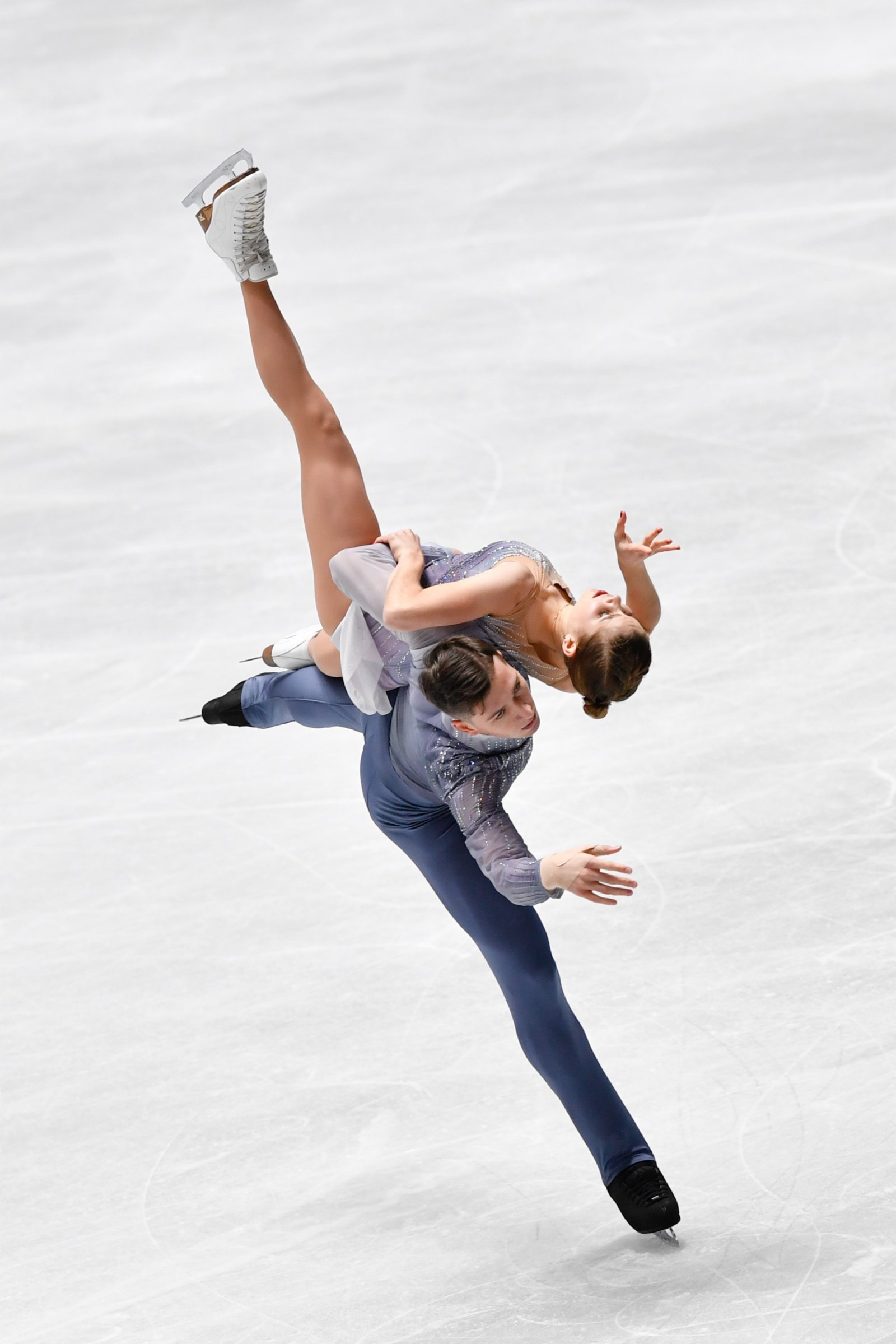 阿納斯塔西婭·米希納（上）/亞歷山大·加利亞莫夫在雙人滑自由滑比賽中。（新華社）