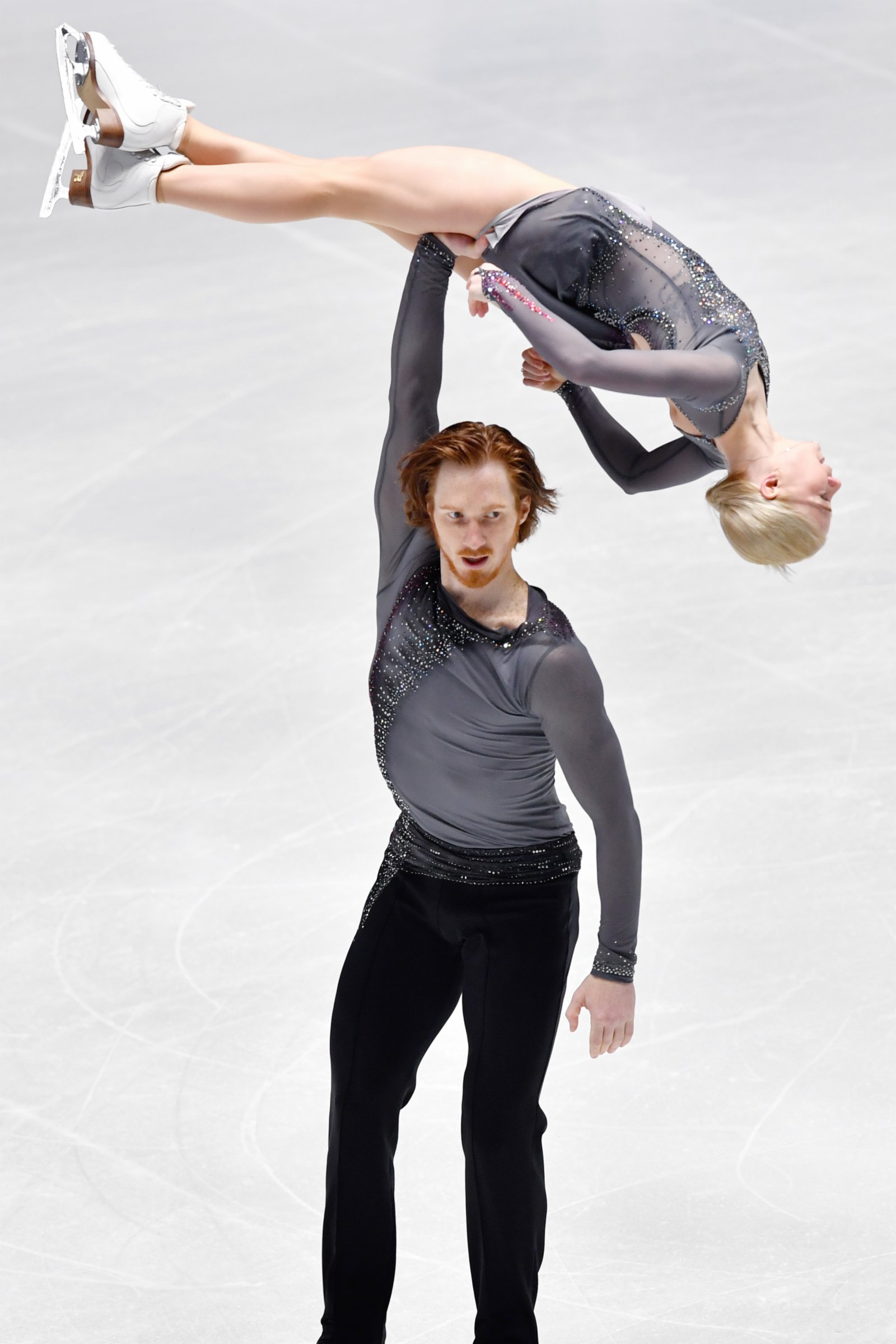 葉夫根尼婭·塔拉索娃（上）/弗拉基米爾·莫羅佐夫在雙人滑自由滑比賽中。（新華社）