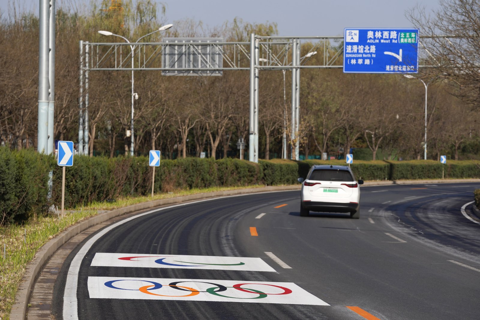 北京市奧林西路路面上的奧運會和殘奧會標識。（新華社）
