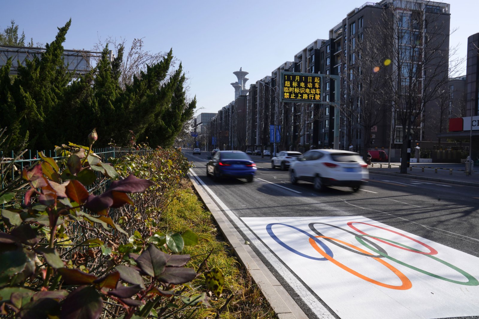 北京市科薈路路面上的奧運會標識。（新華社）