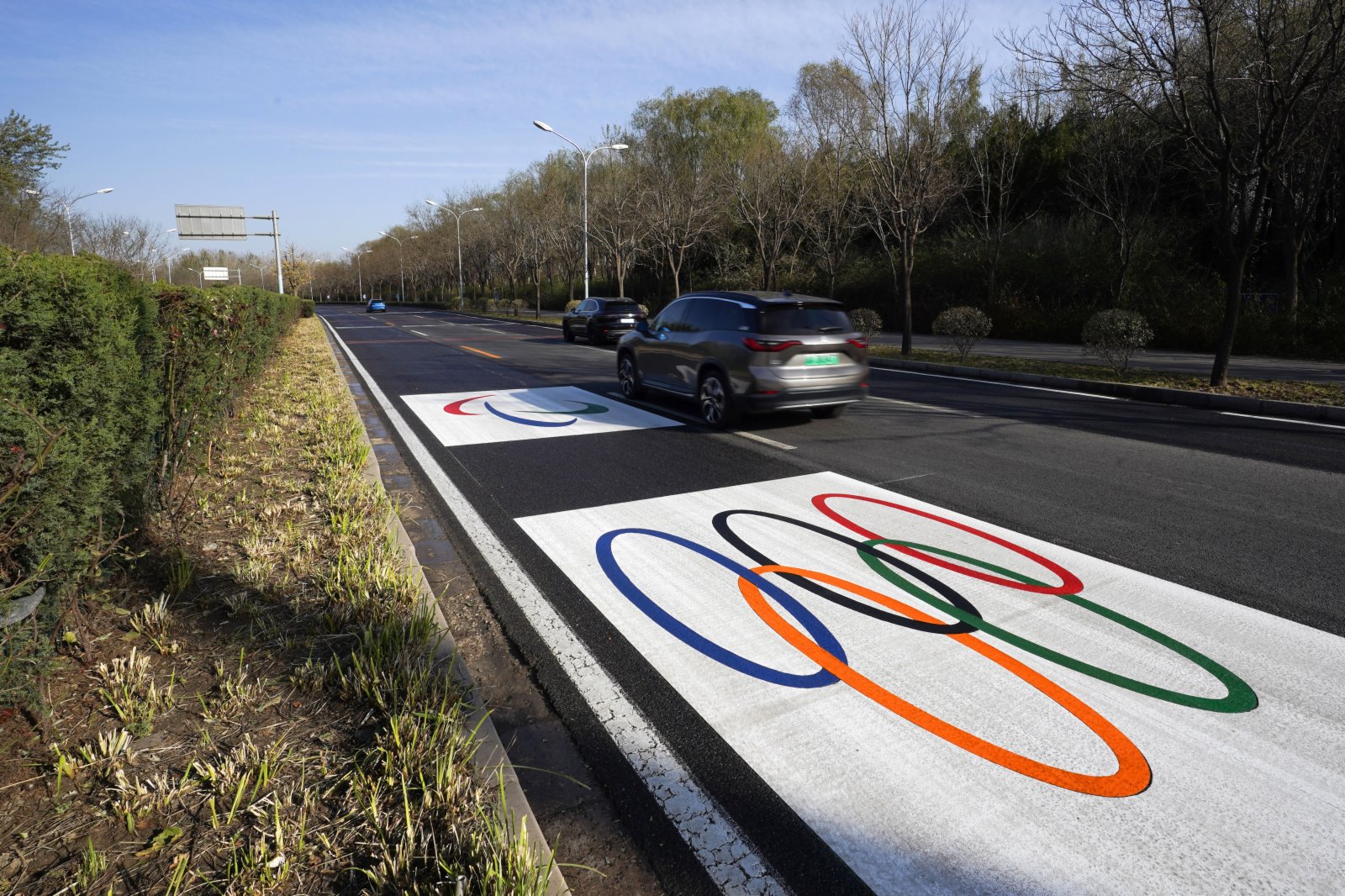 北京市奧林西路路面上的奧運會和殘奧會標識。（新華社）