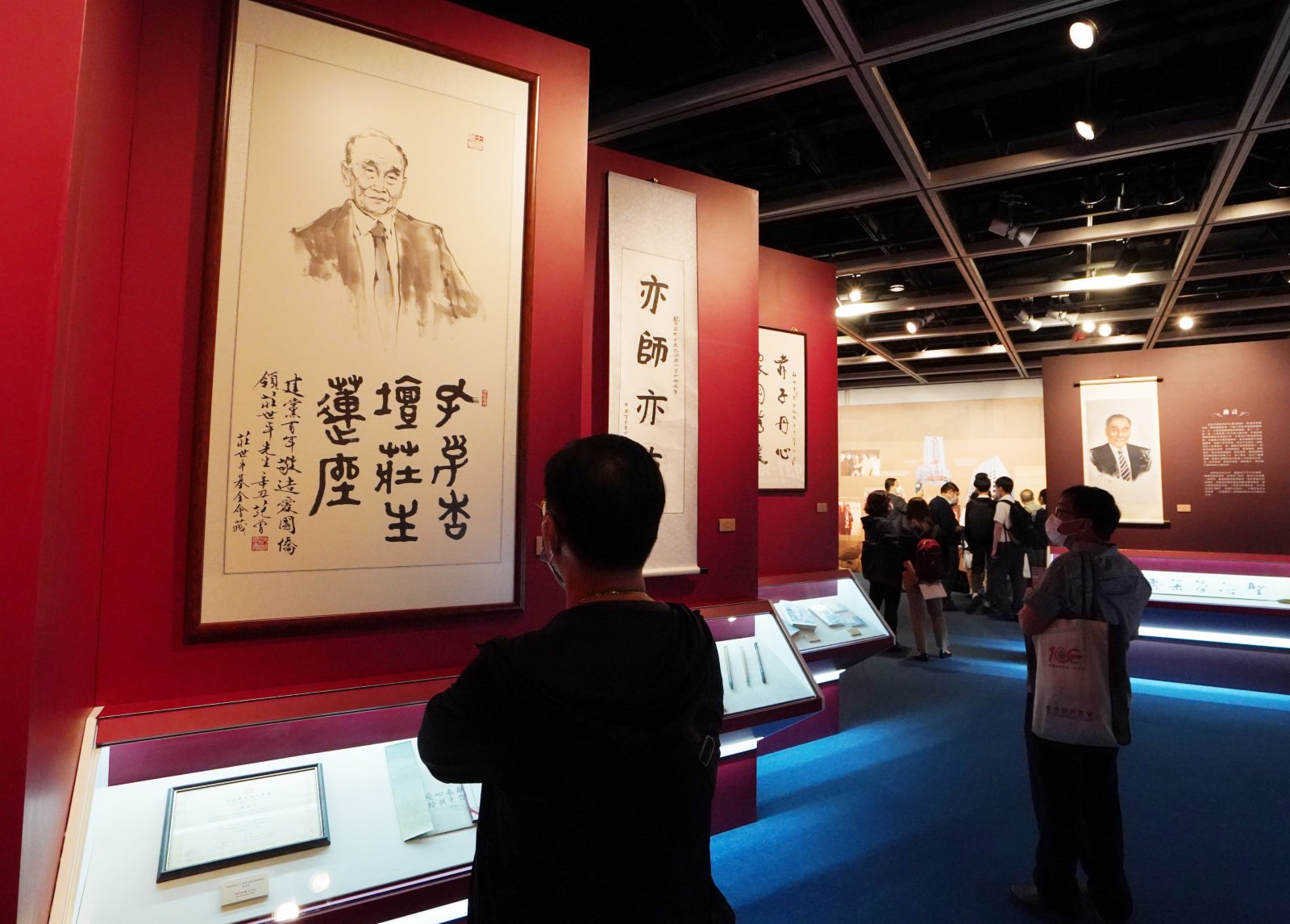 市民參觀展覽。