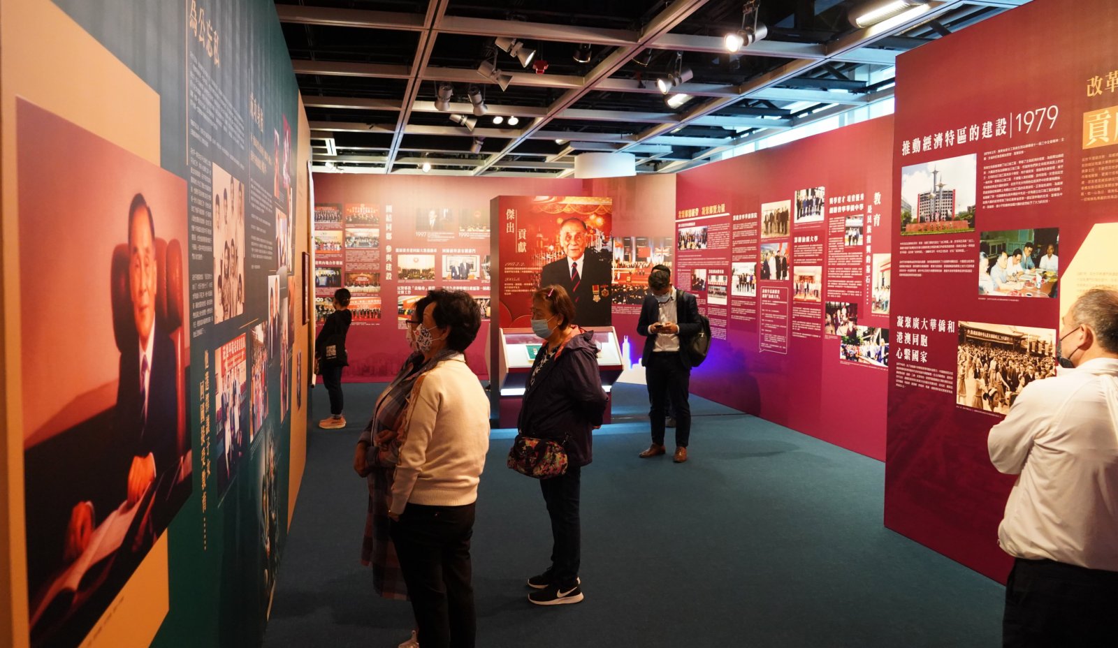 市民參觀展覽。