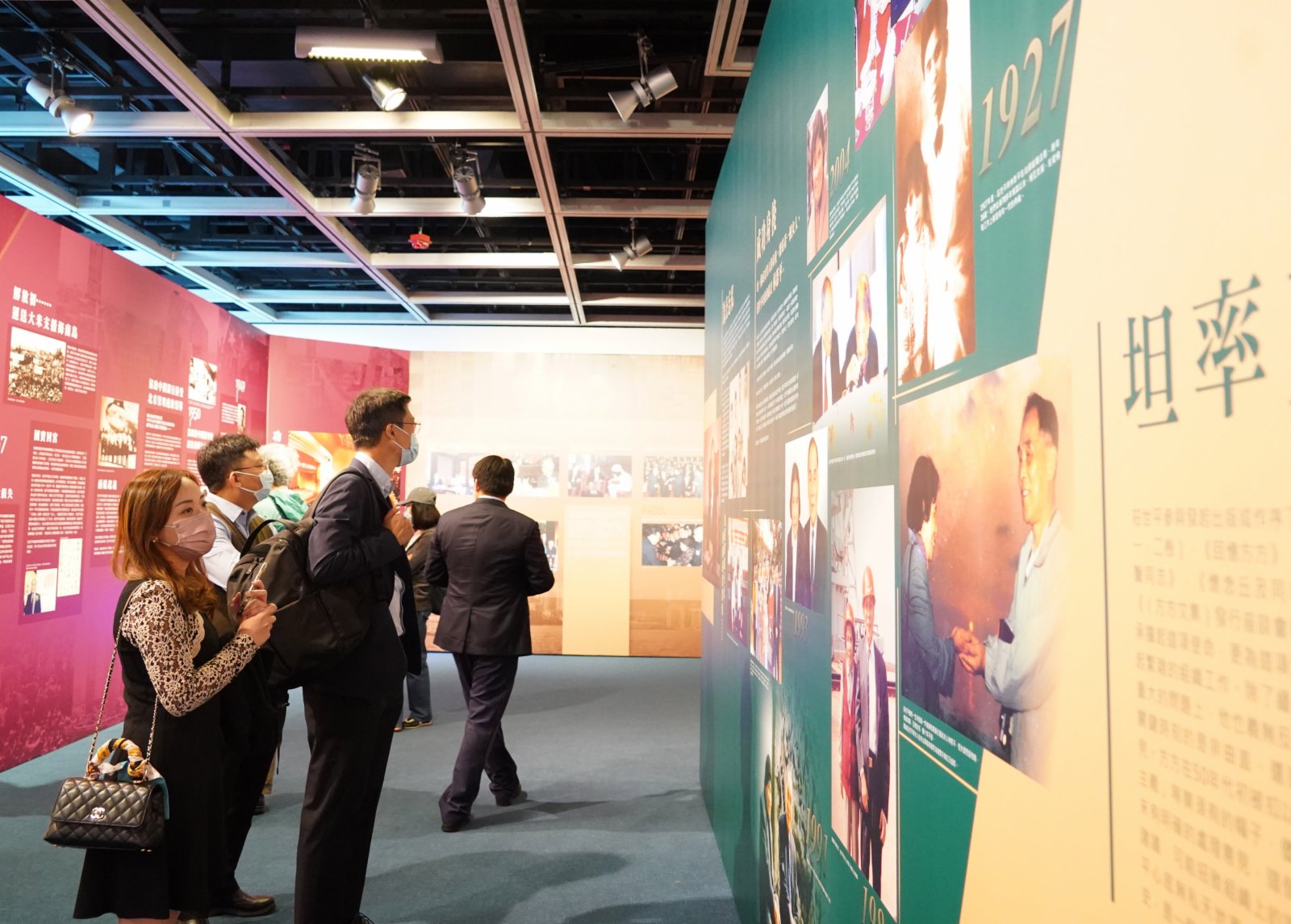 市民參觀展覽。