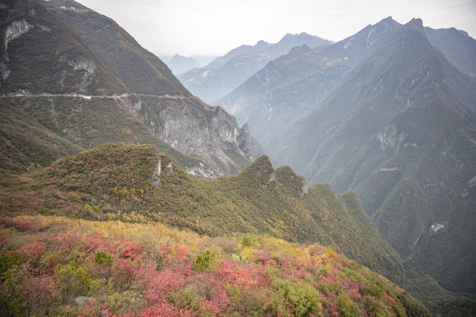 這是11月16日拍攝的蘭英大峽谷景色。