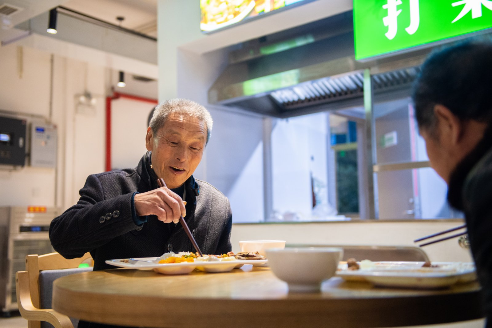 11月16日，老人在常德武陵區長者大食堂就餐。（新華社）