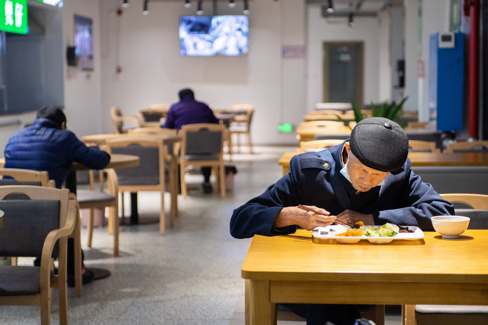 老人們在食堂就餐。（新華社）