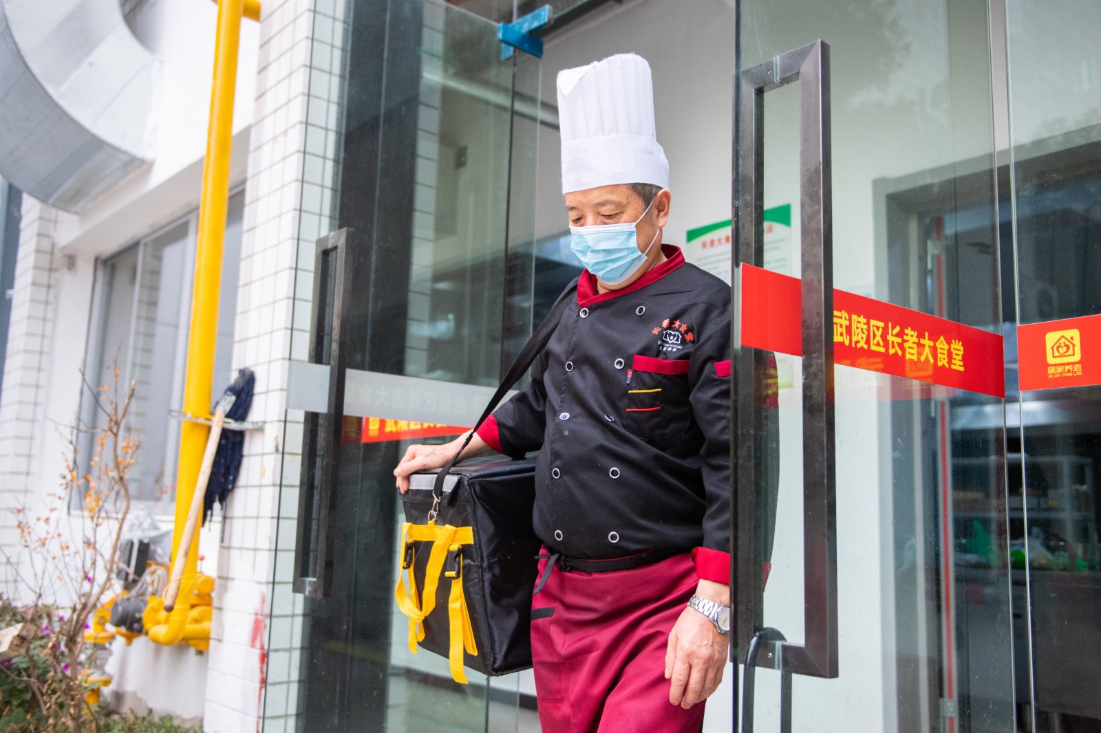 除了提供堂食，長者大食堂還可通過電話預約和武陵區養老智慧平台，為轄區內居家老人和養老服務中心提供送餐服務。（新華社）