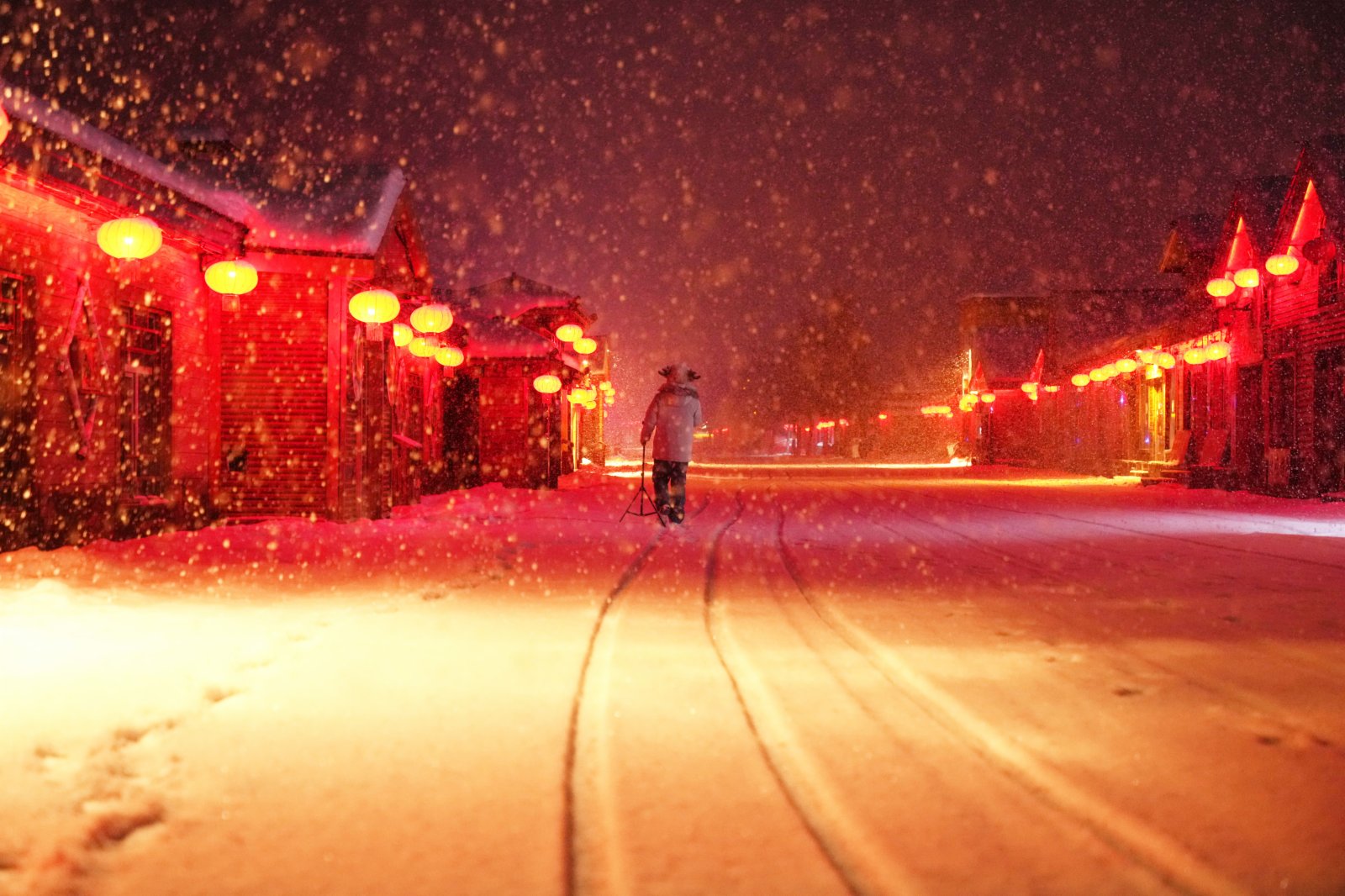 一名網絡主播在雪鄉的雪夜中進行直播（11月18日攝）。（新華社）