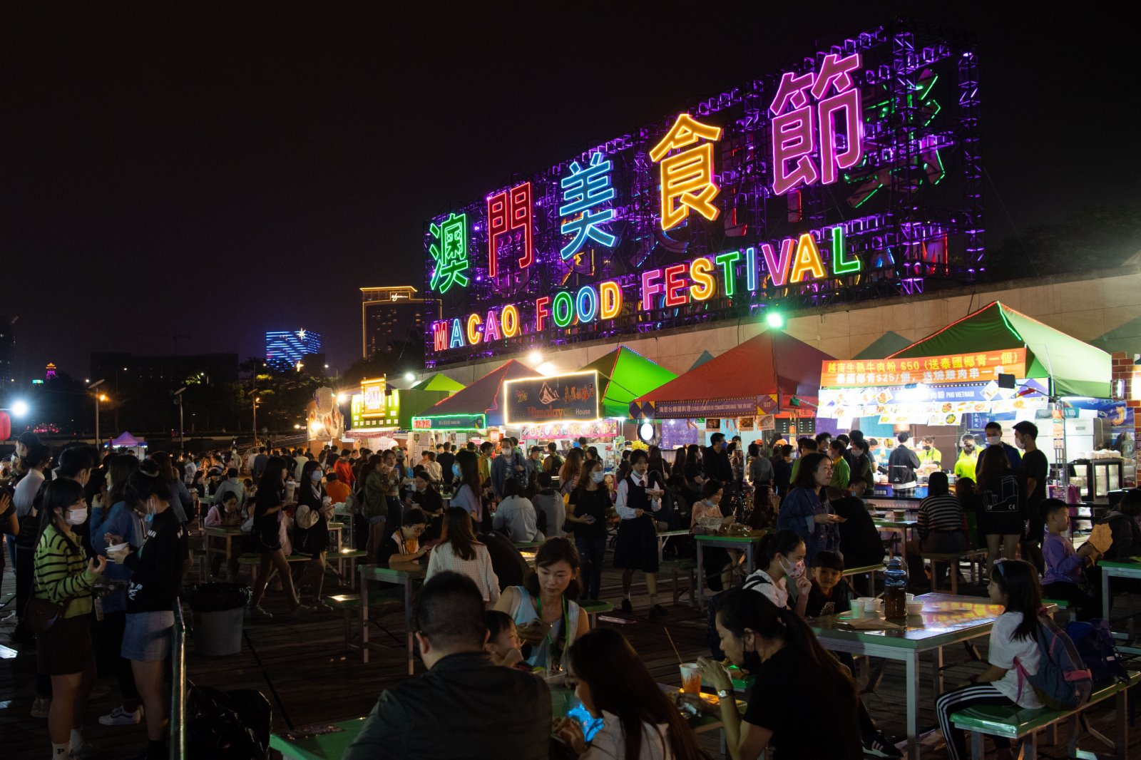 第二十一屆澳門美食節在澳門西灣湖廣場舉行。今屆設約有一百二十多個攤位，參展商積極為遊客和本地居民提供各式美食。（新華社）
