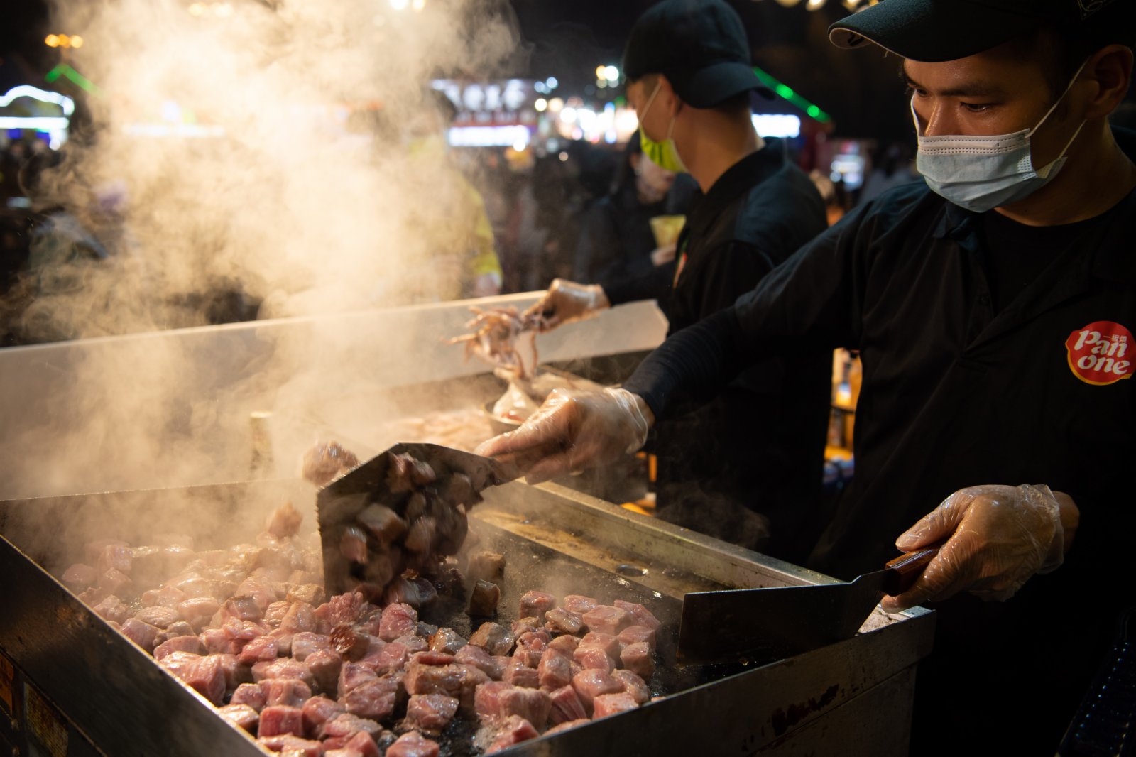 圖為攤位工作人員製作美食。（香港中通社）