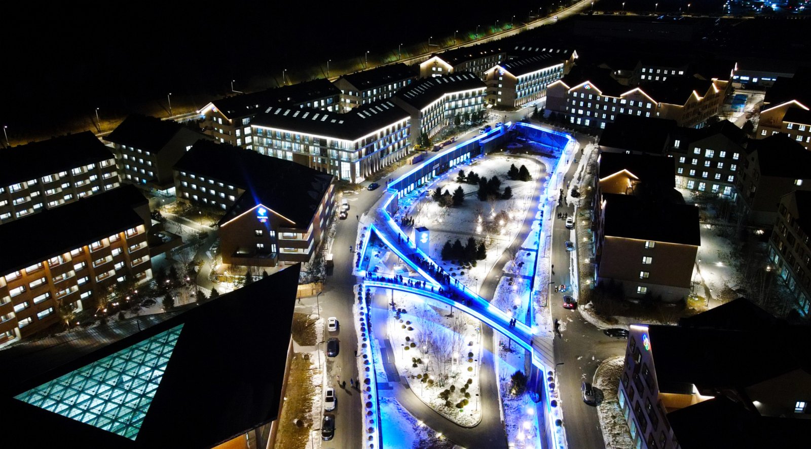 11月23日，2022年北京冬奧會張家口冬奧村（冬殘奧村）開展了首場常規用電負荷測試暨亮燈儀式。（新華社）
