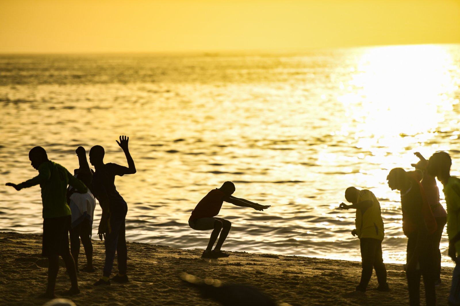 11月24日，人們在塞內加爾首都達喀爾的海邊健身。（新華社）
