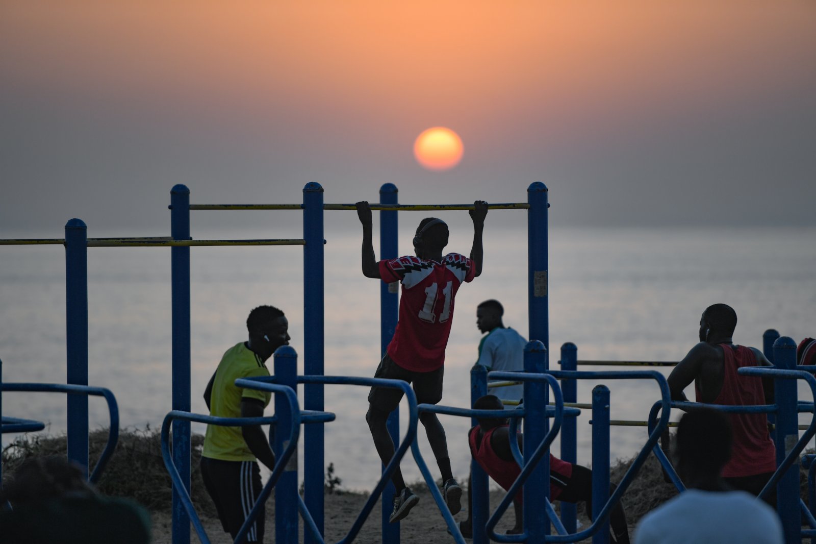 11月24日，人們在塞內加爾首都達喀爾的海邊使用健身器械。（新華社）