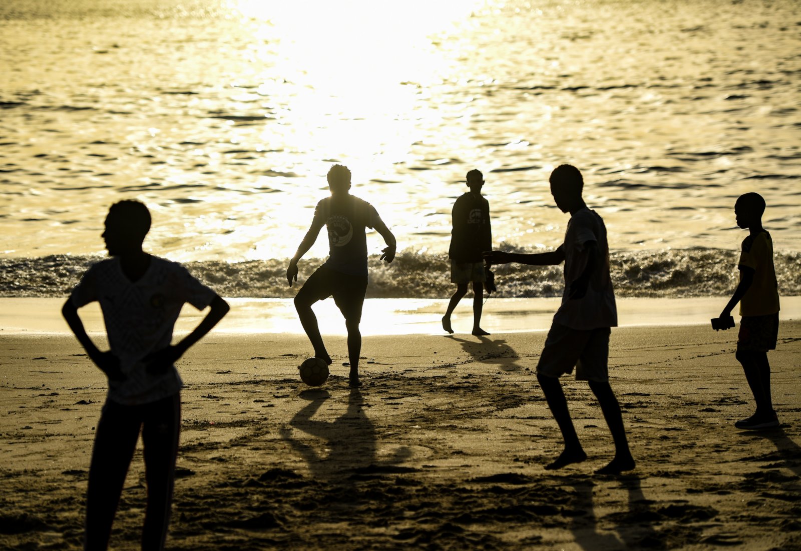 11月24日，人們在塞內加爾首都達喀爾的海邊踢足球。（新華社）