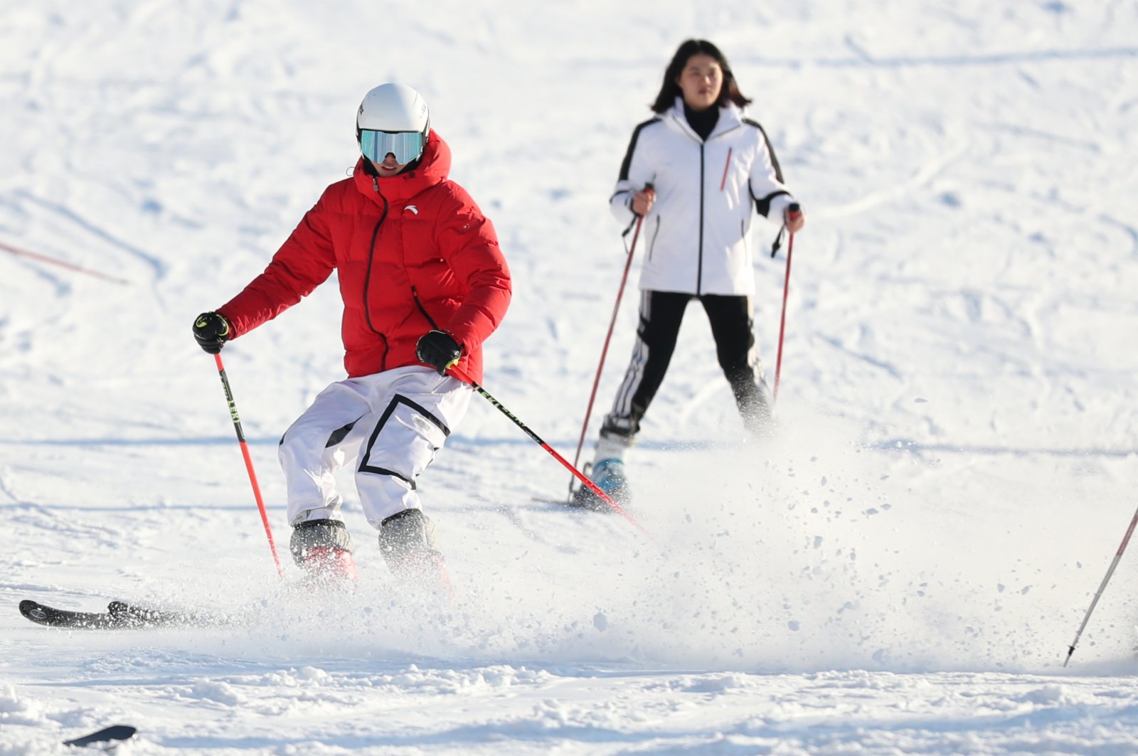 圖為市民在白清寨滑雪場滑雪。（中新社）