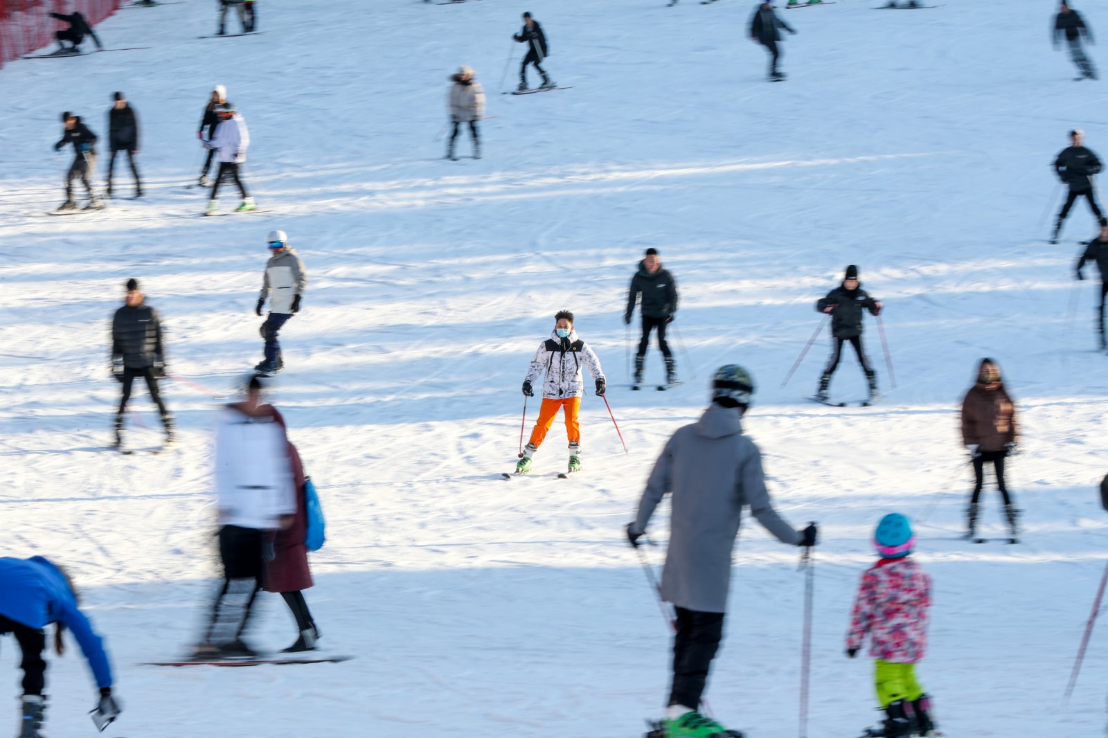 圖為市民在白清寨滑雪場滑雪。（中新社）