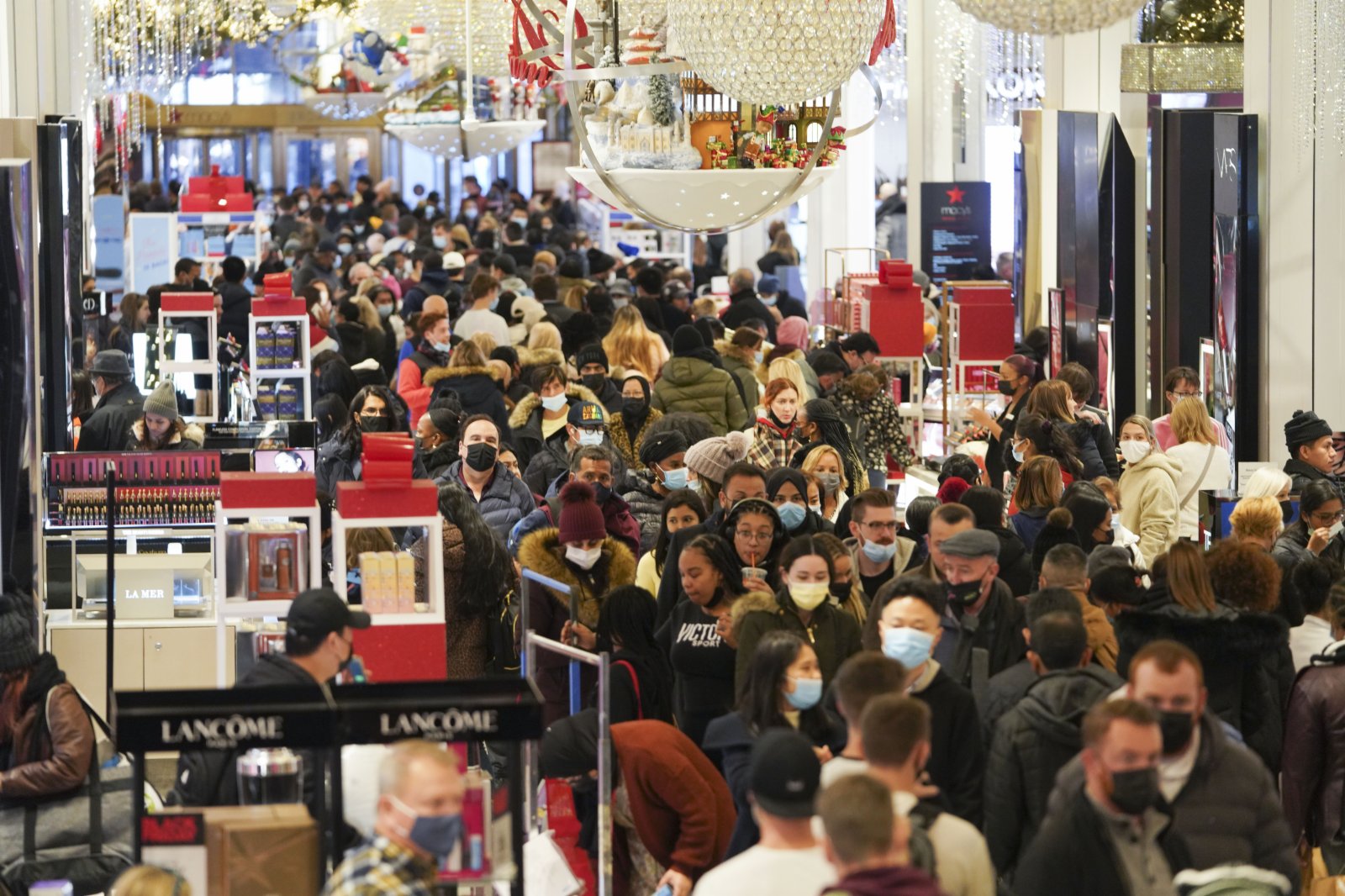 11月26日，人們在美國紐約梅西百貨購物。（新華社）