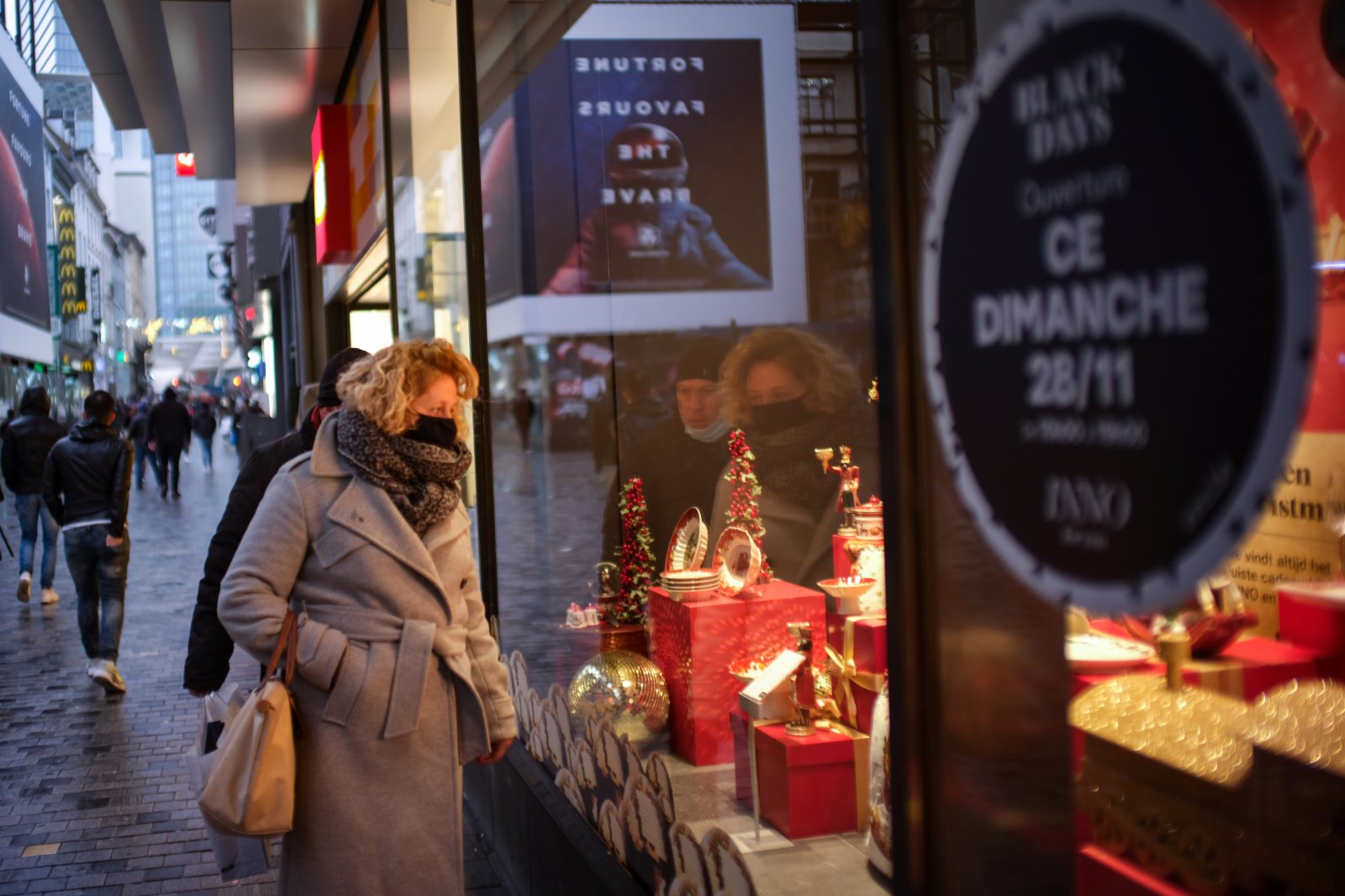 11月26日，人們走過比利時布魯塞爾一家進行「黑色星期五」促銷的店舖。（新華社）