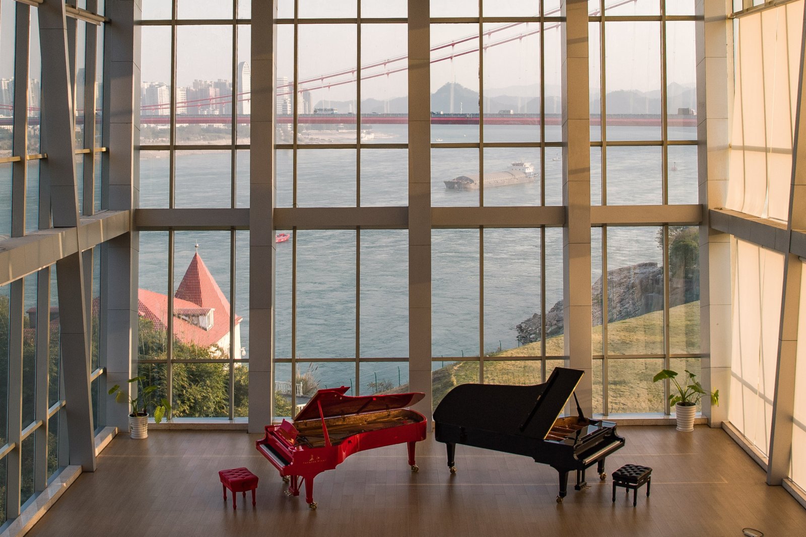 兩台鋼琴在柏斯音樂集團宜昌鋼琴生產基地展示。（新華社）