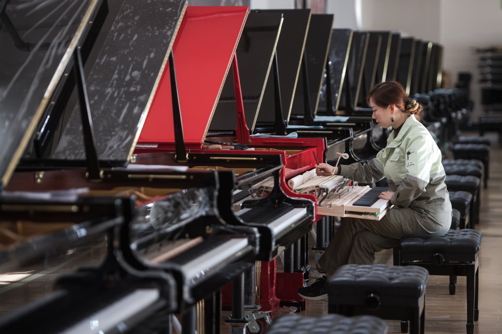 工人在柏斯音樂集團宜昌鋼琴生產基地調試鋼琴。（新華社）