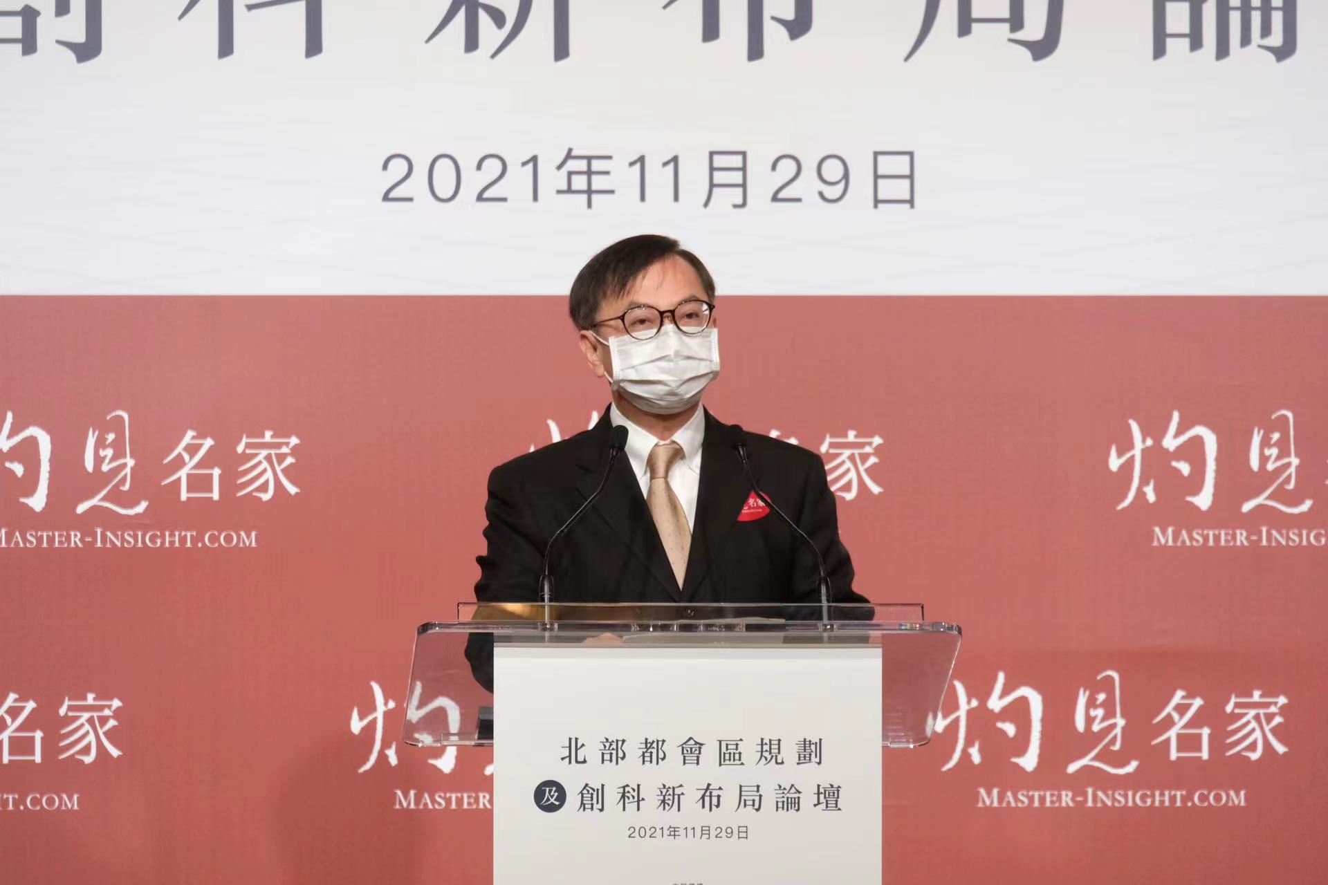署理創新及科技局局長鍾偉強在論壇上致辭。（大公報記者蔡文豪 攝）