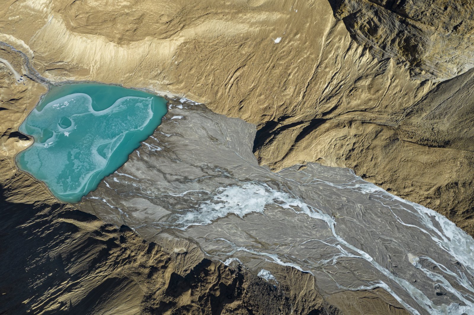 鳥瞰曲登尼瑪冰川（無人機照片）。（新華社）