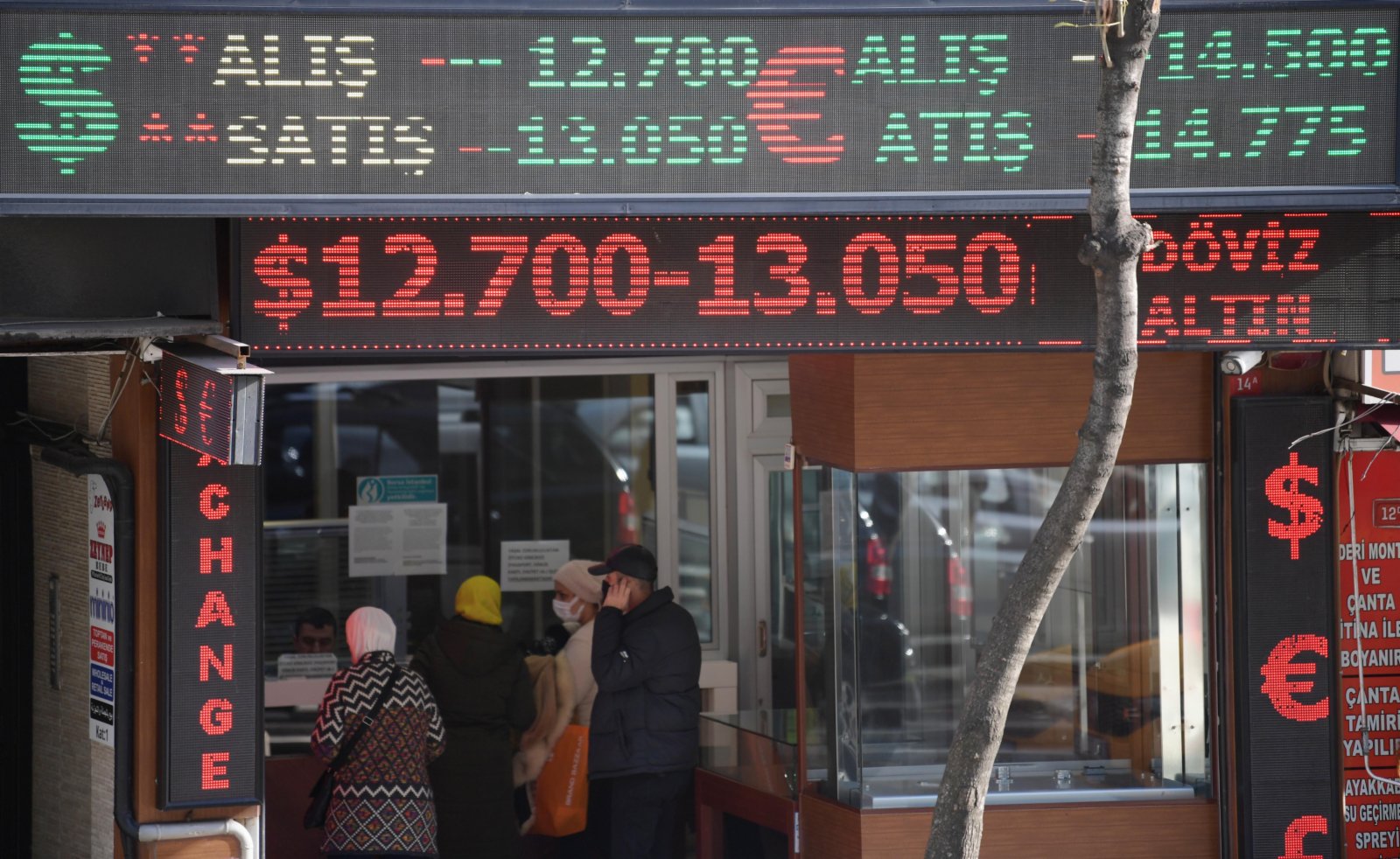 人們在土耳其伊斯坦布爾一處貨幣兌換點換錢。（新華社）