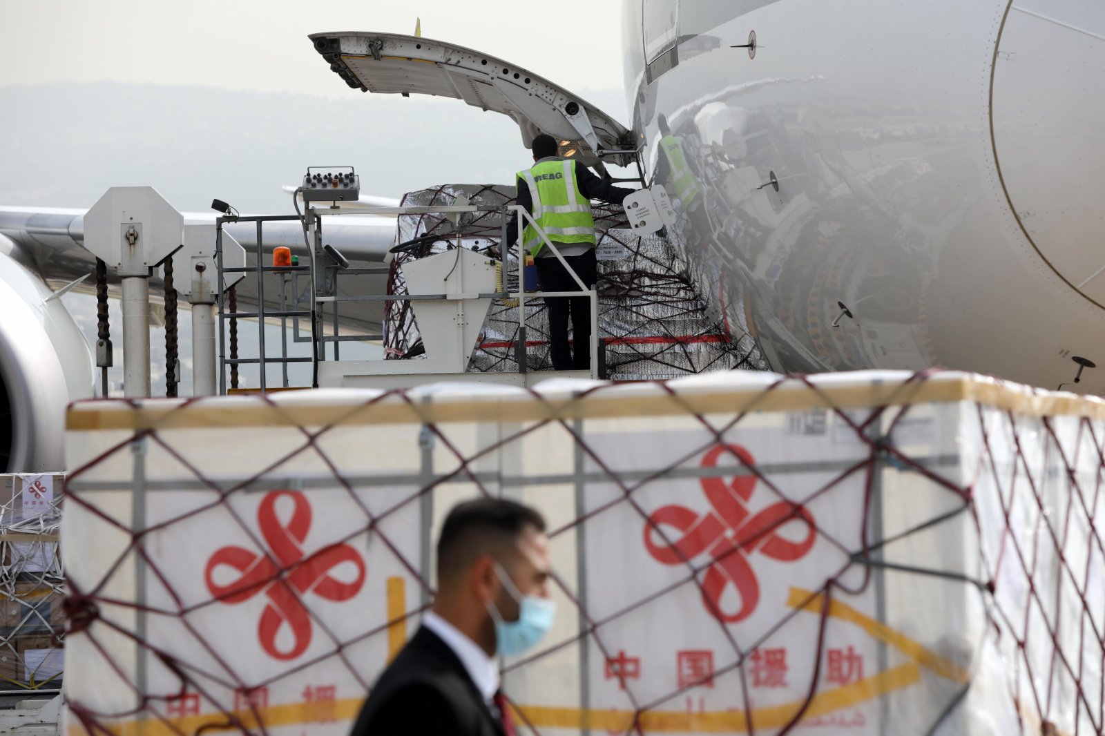 11月29日，中國援助黎巴嫩第二批新冠疫苗運抵貝魯特拉菲克·哈里里國際機場。（新華社）