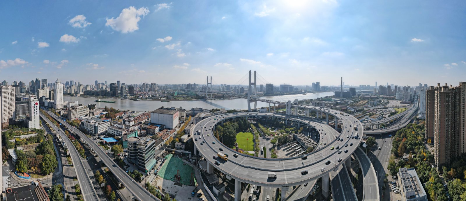 12月1日拍攝的上海南浦大橋（無人機全景照片）。（新華社）