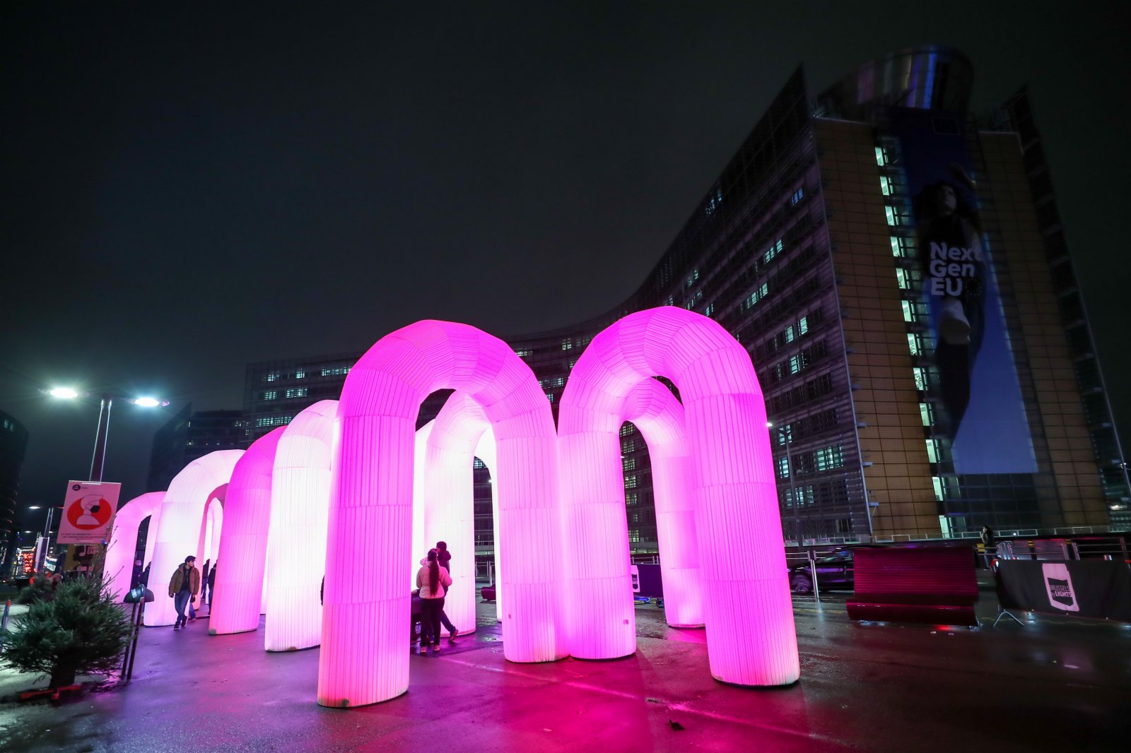 11月30日，遊客在比利時布魯塞爾的舒曼廣場欣賞燈光藝術裝置「天空城堡」。（新華社）