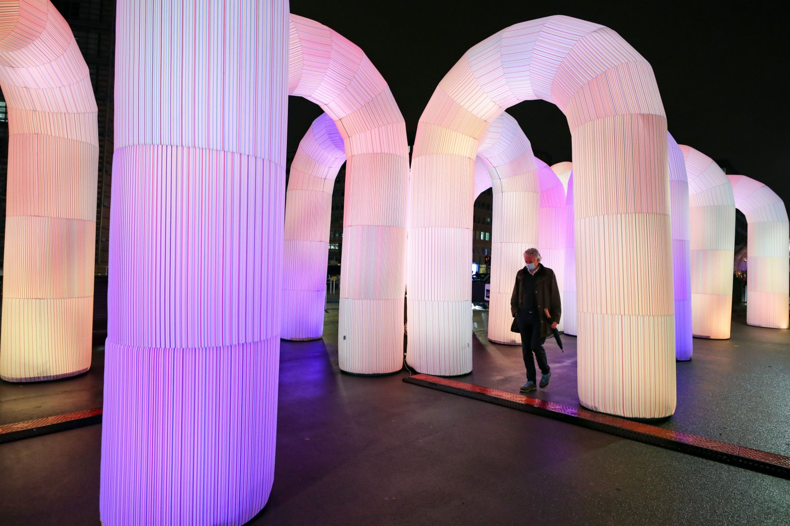 11月30日，遊客在比利時布魯塞爾的舒曼廣場欣賞燈光藝術裝置「天空城堡」。（新華社）