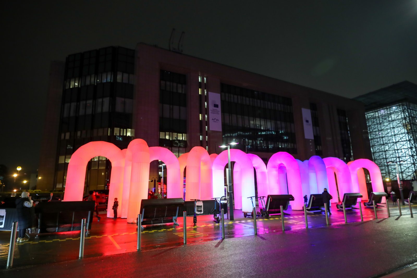 這是11月30日在比利時布魯塞爾的舒曼廣場拍攝的燈光藝術裝置「天空城堡」。
