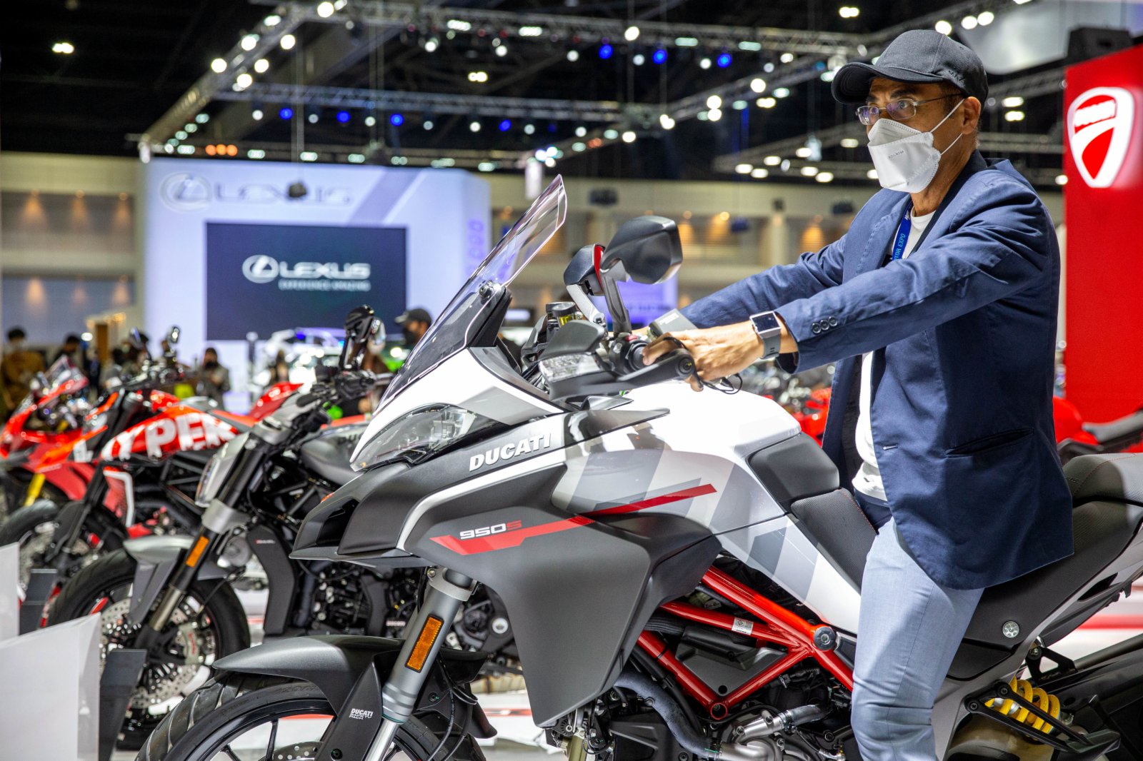 12月1日，一名男子在泰國曼谷舉行的第38屆泰國國際車展上試騎摩托車。（新華社）