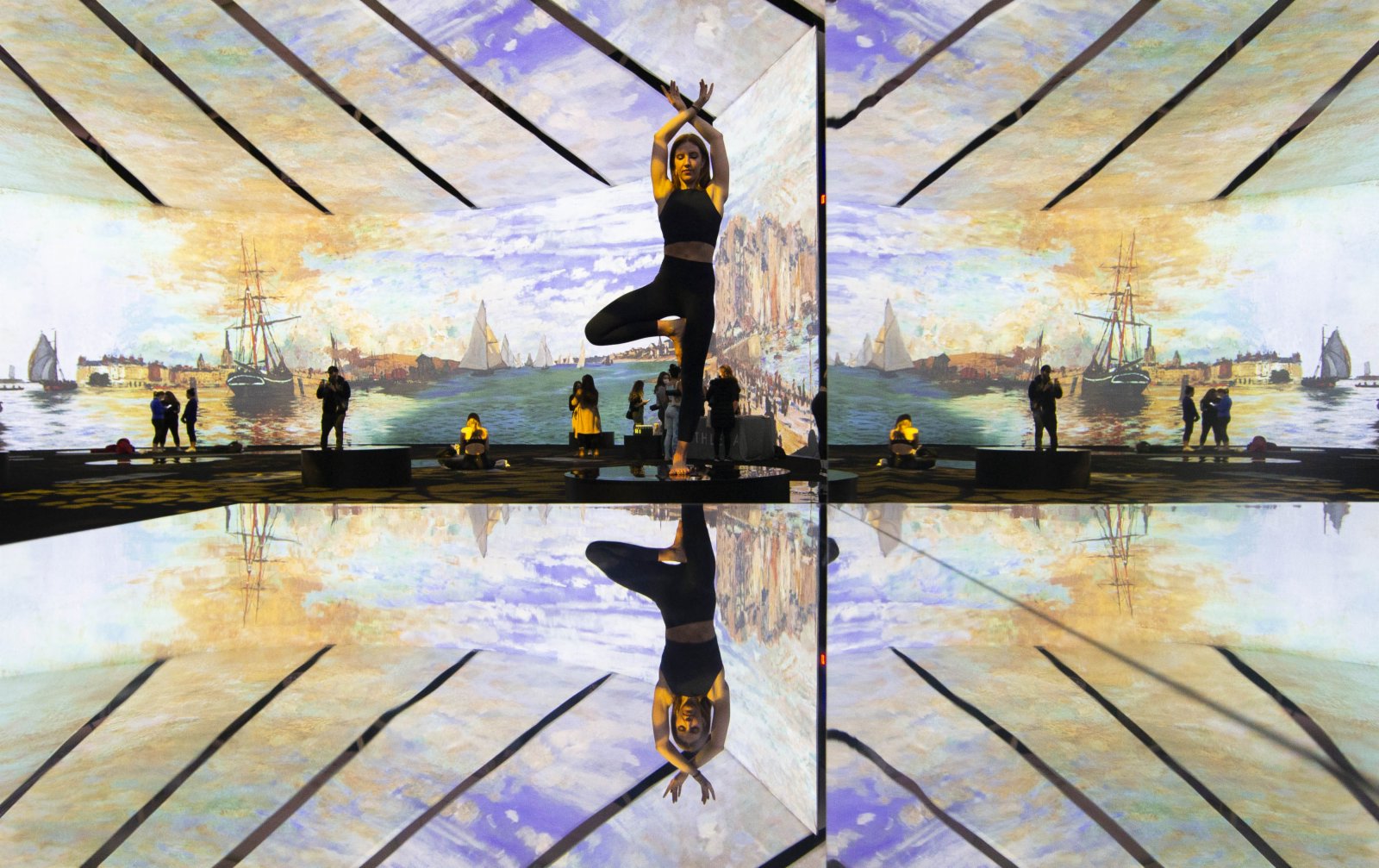 12月2日，一名老師在加拿大多倫多沉浸式莫奈作品藝術展場館中進行瑜伽動作示範。（新華社）