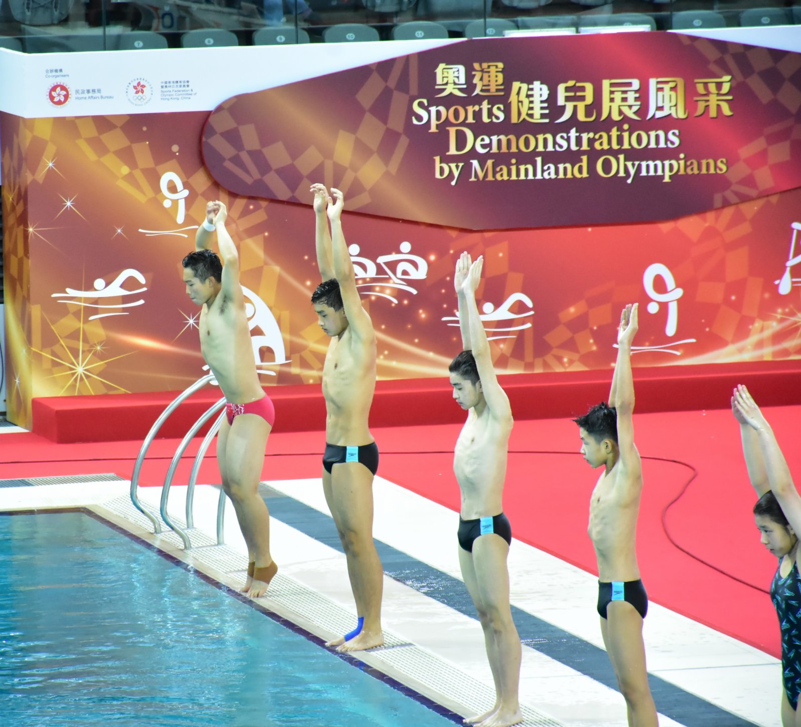 王宗源帶領港隊年青運動員示範跳水動作。（大公報記者張銳攝）