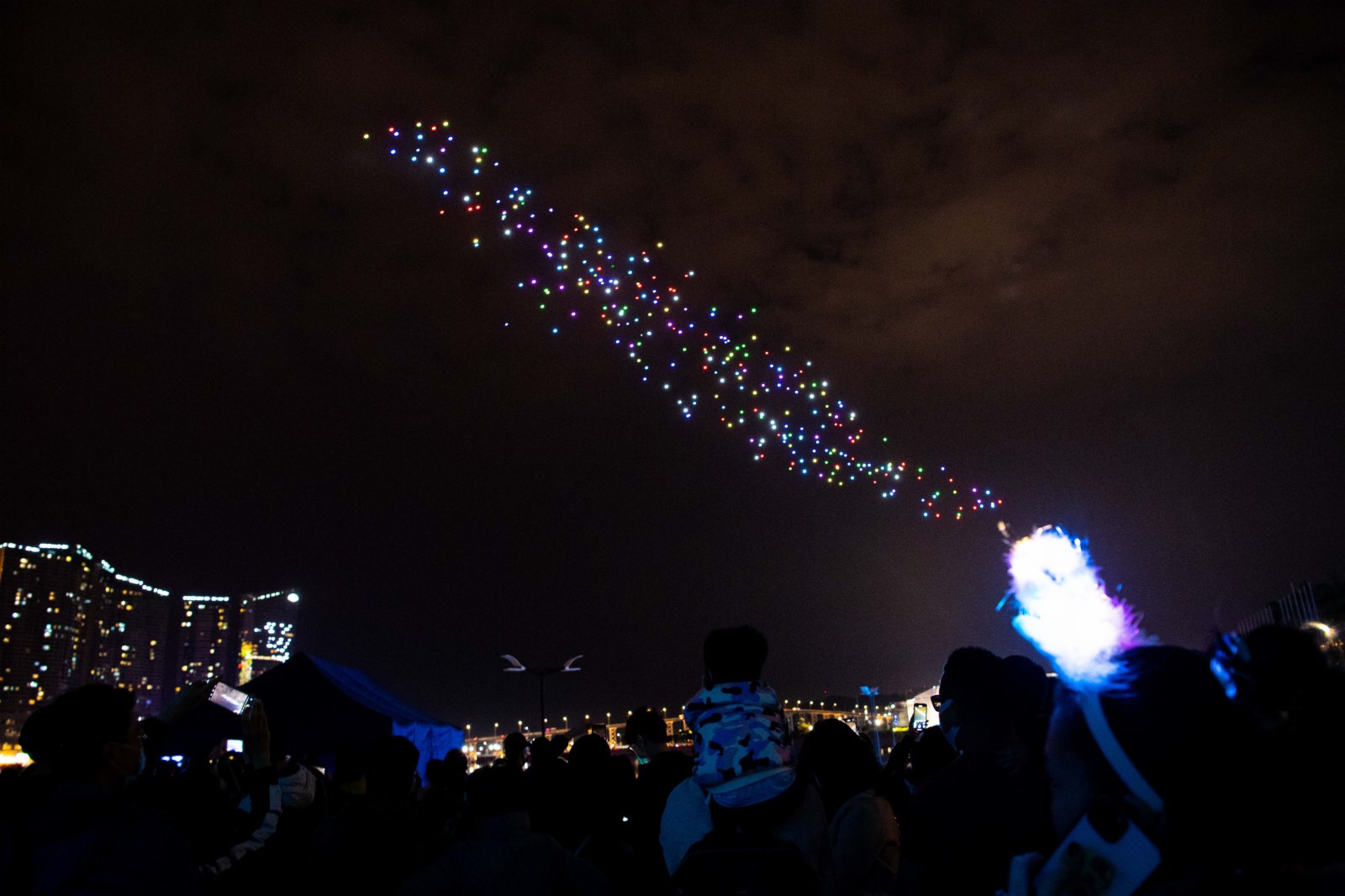12月4日，市民在南灣湖水上活動中心觀看「翱遊澳門無人機表演盛會」。（新華社）
